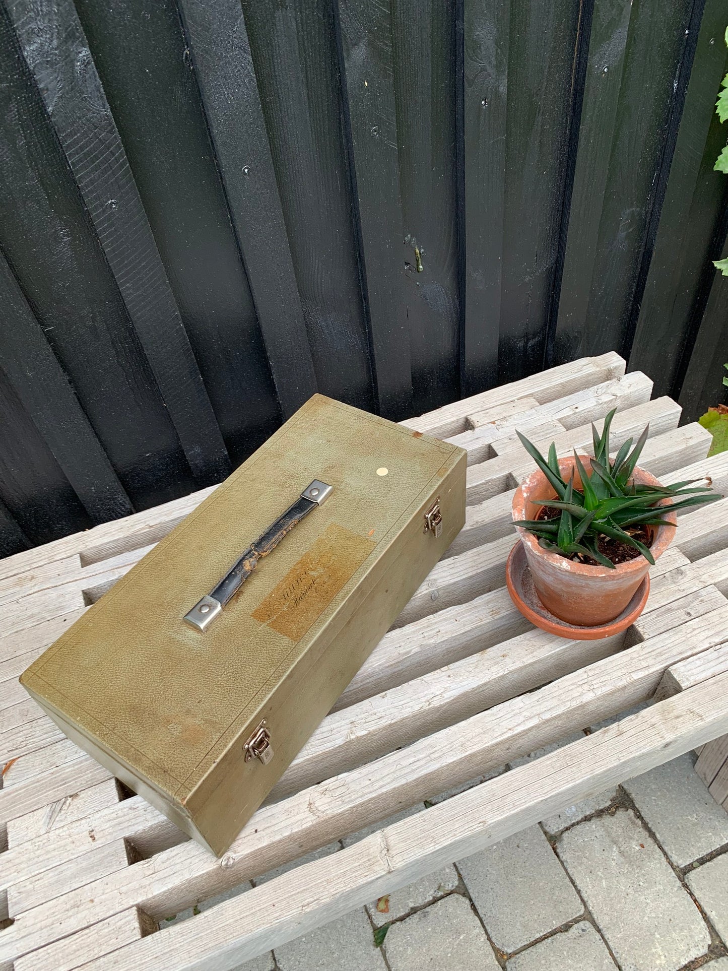 Box mit kleinen Fächern innen
