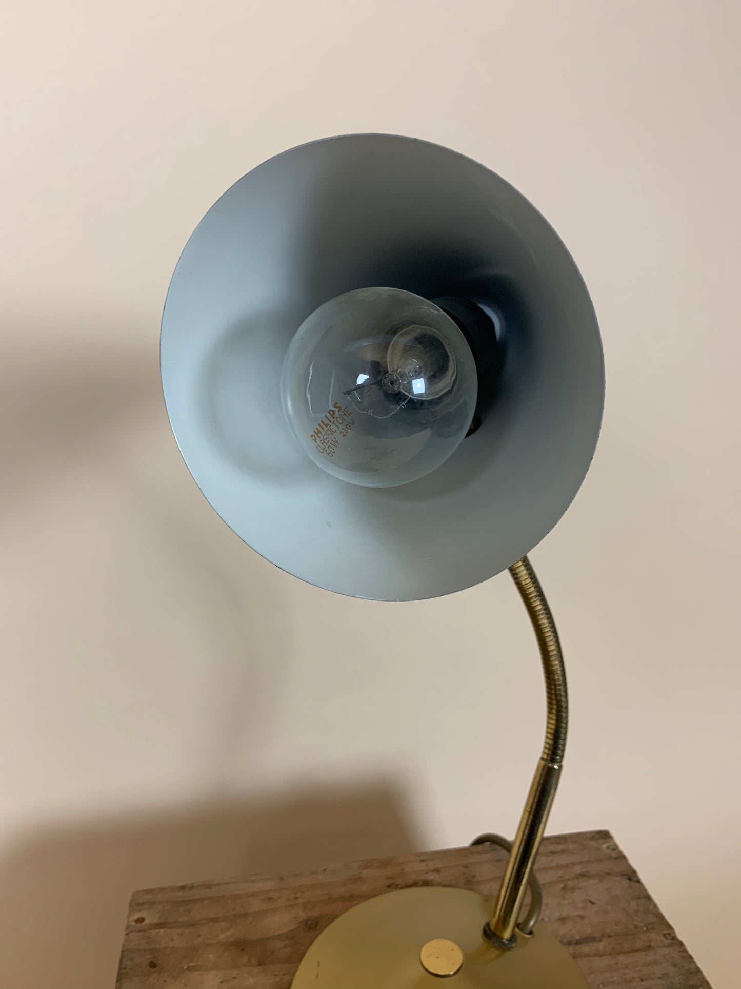 Helo Tischlampe aus Messing