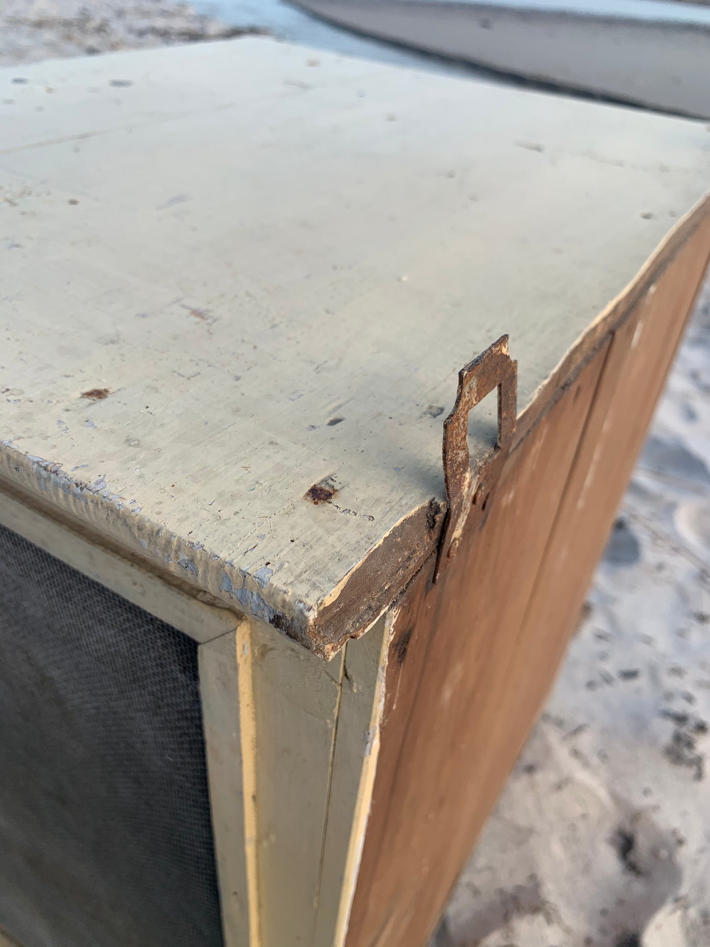 Wunderschöner Fliegenschrank mit Patina