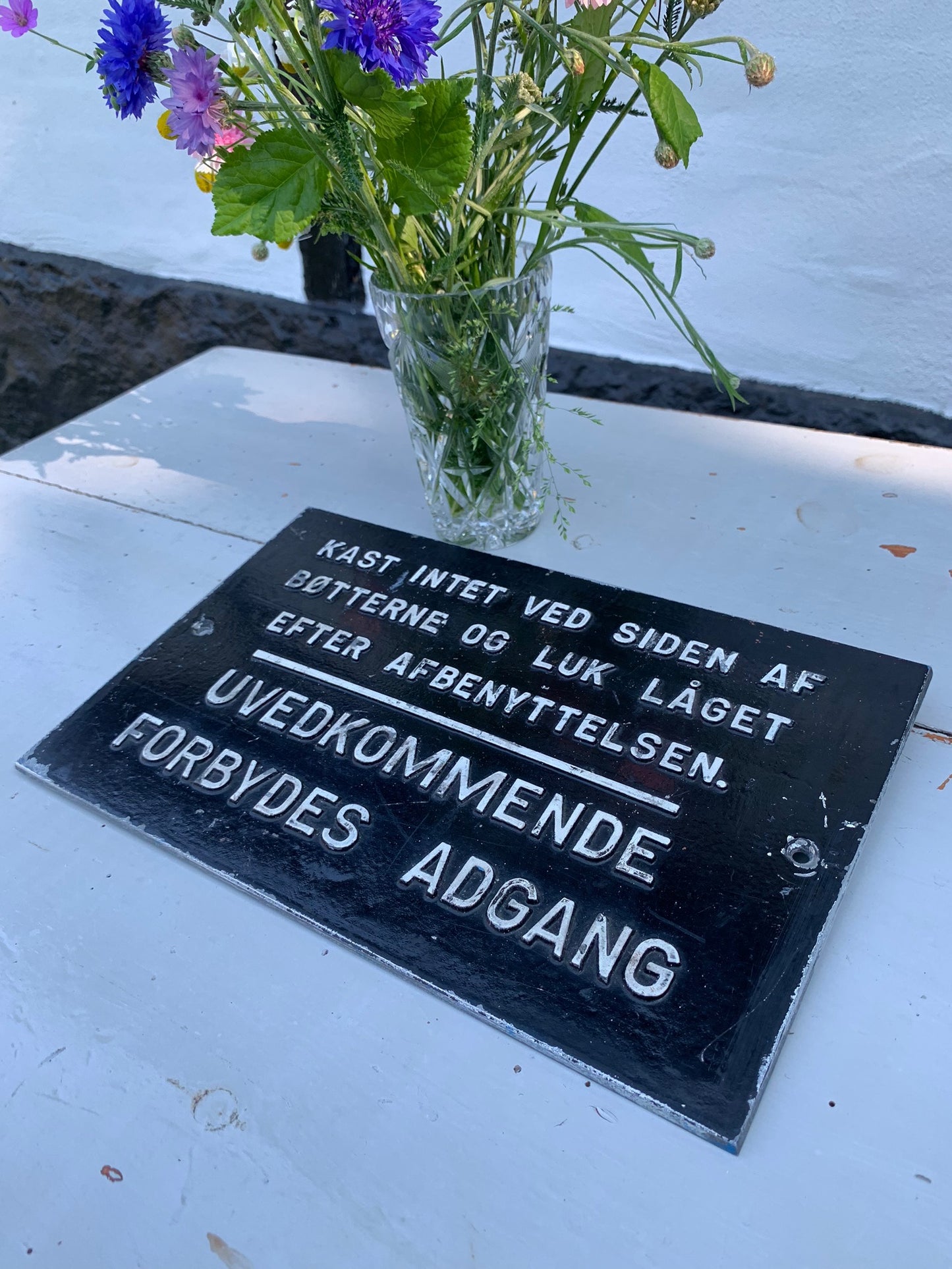 Schönes schwarz-weißes Schild mit lustigem und seltenem Text