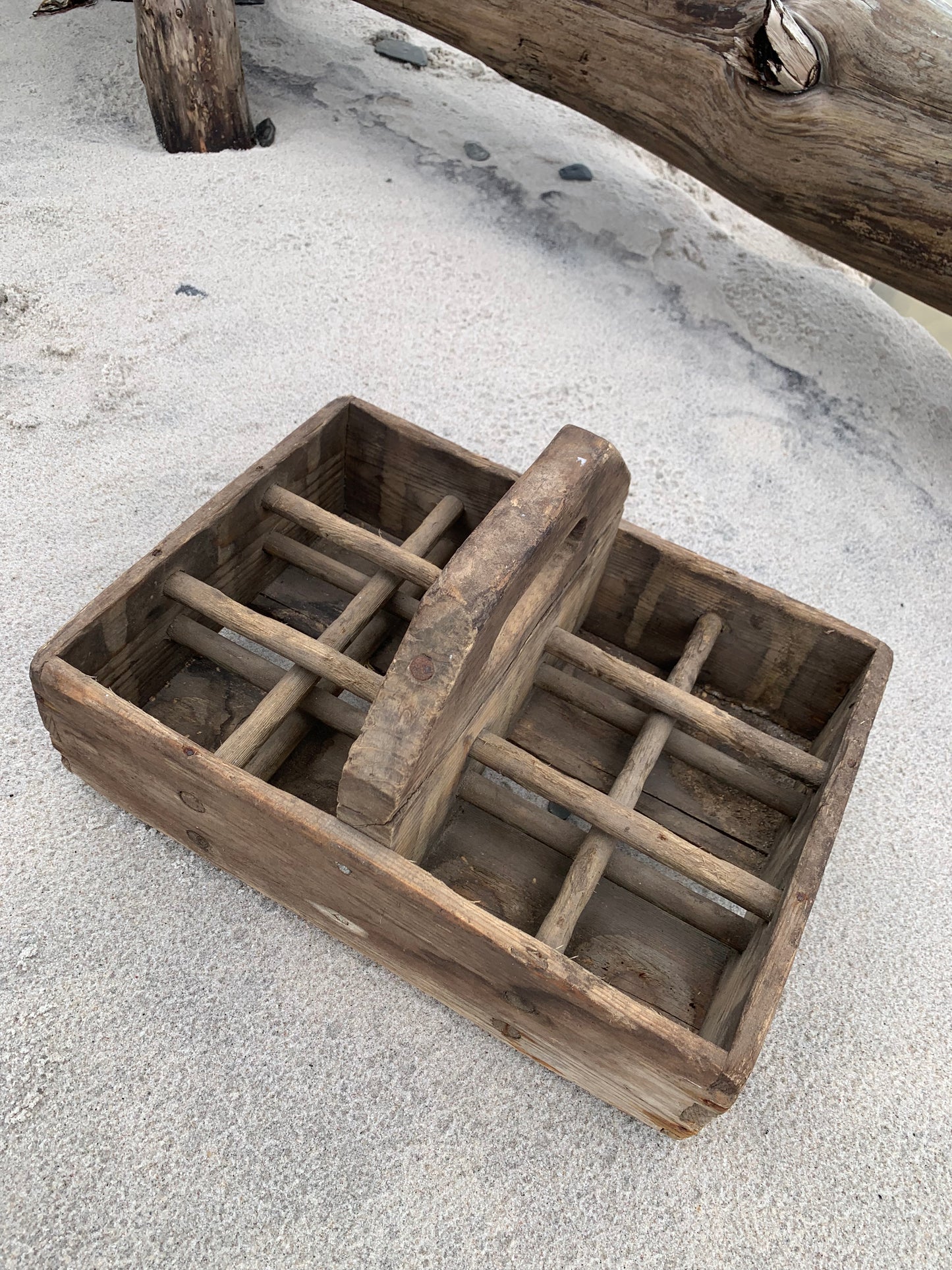 Holzkiste mit 12 Fächern