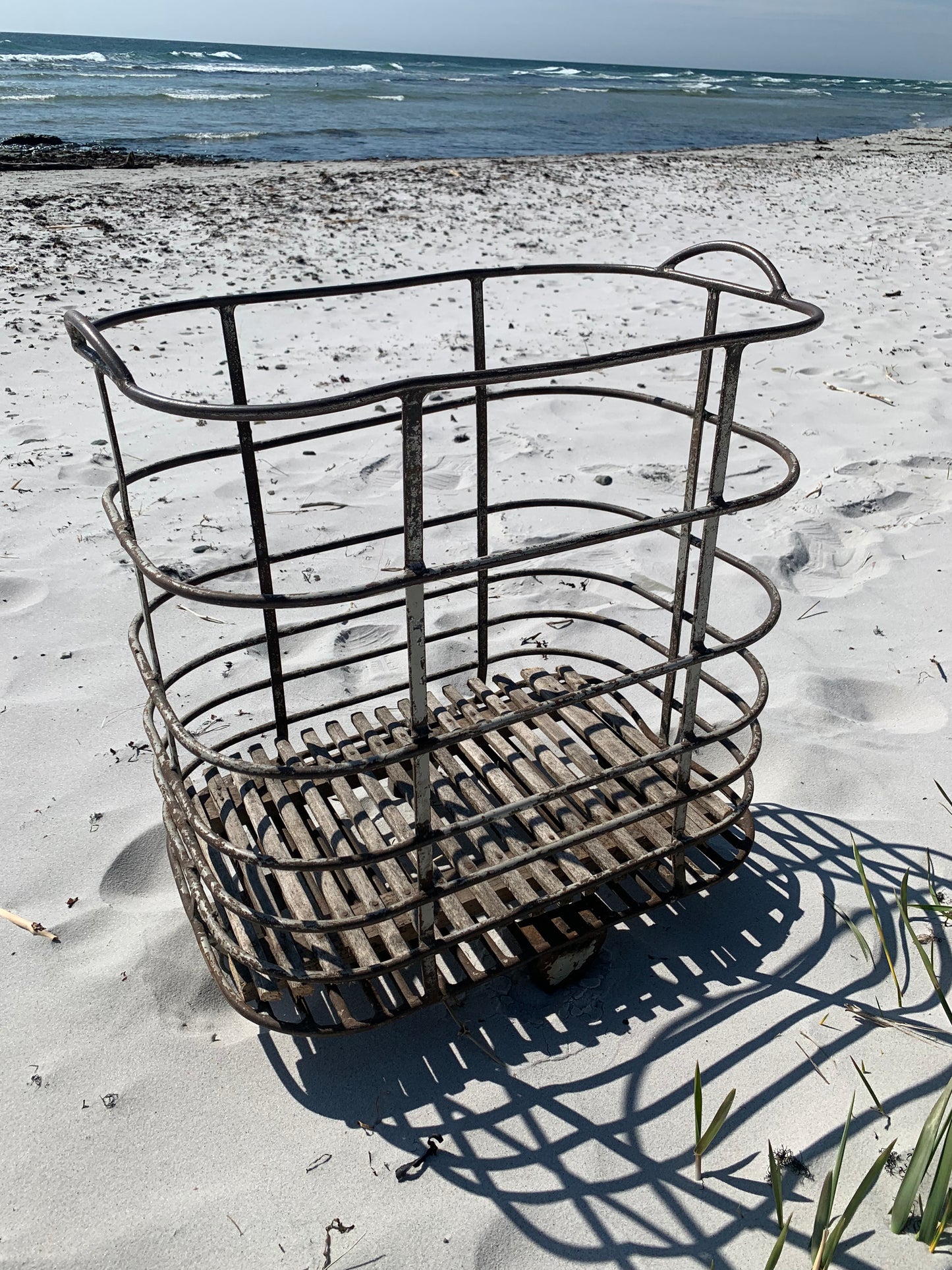 Französischer Wagen mit Rädern und Holzsockel