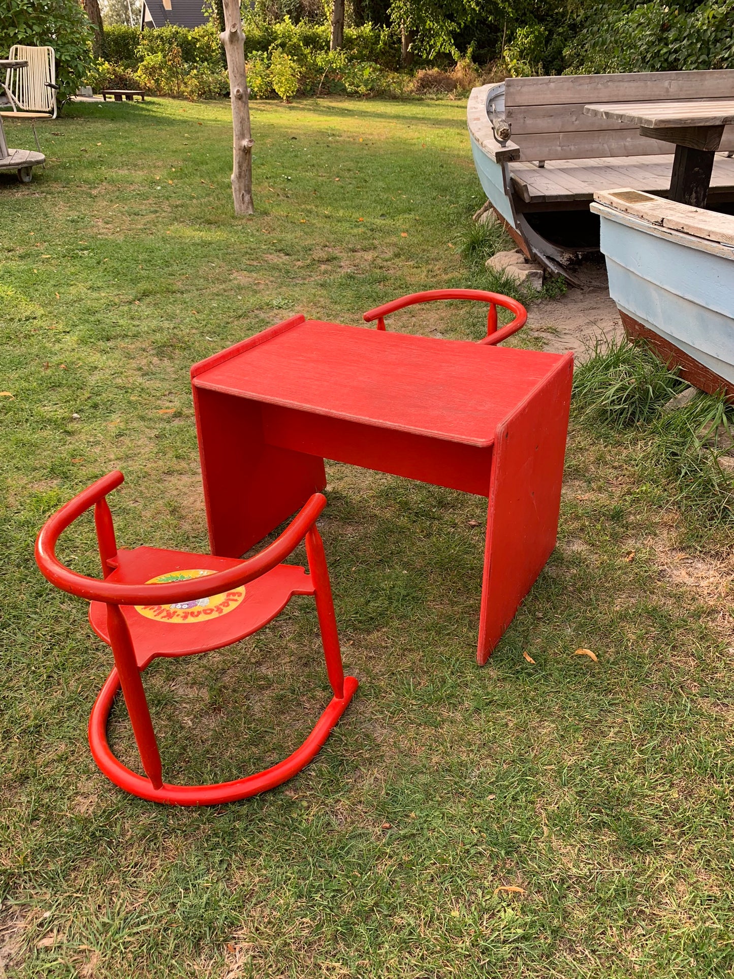 Kindertisch mit zwei Stühlen