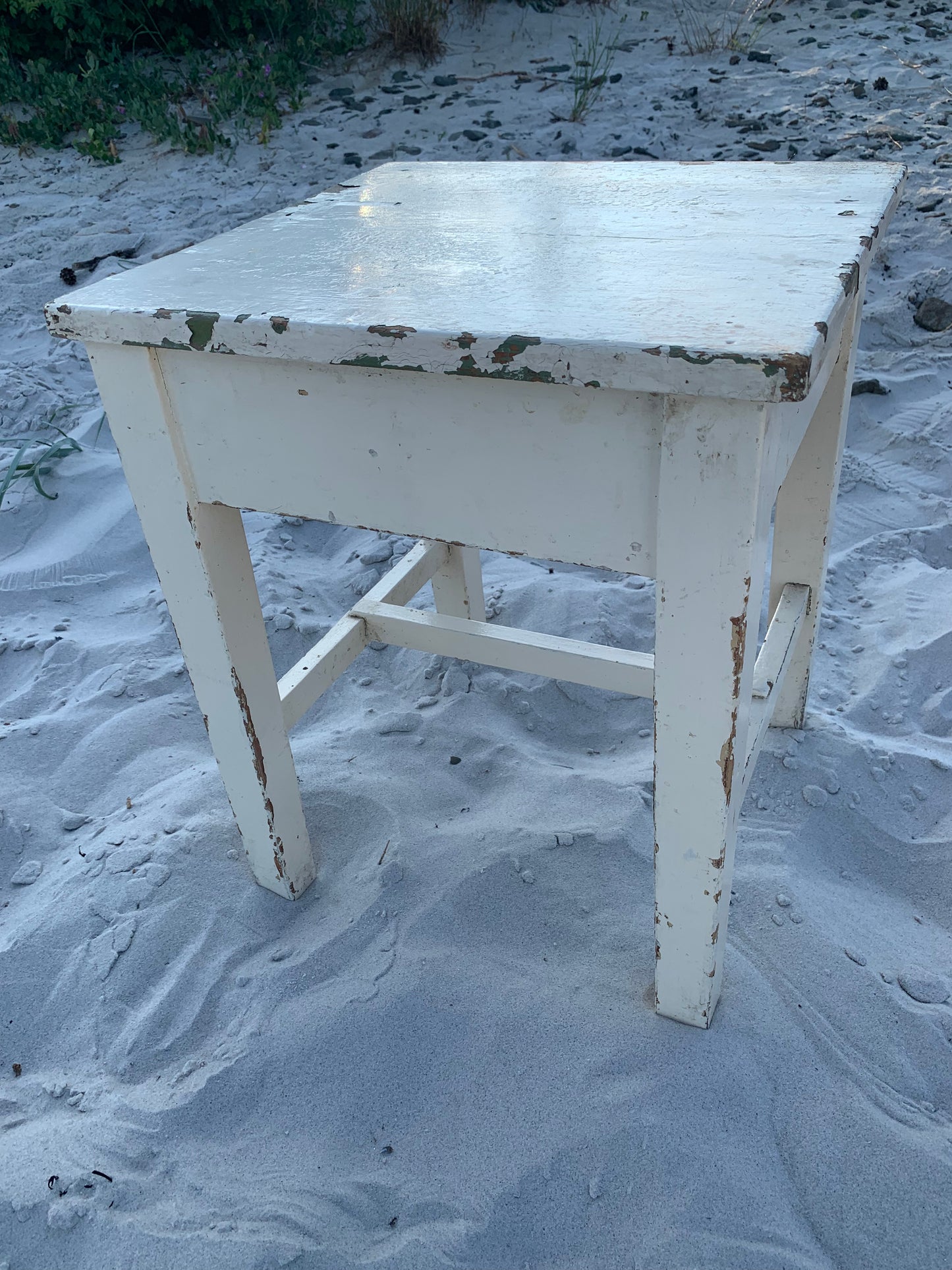 Kleiner Tisch mit Schublade