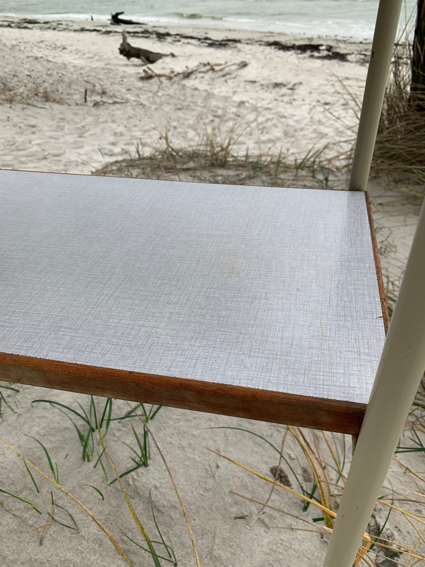 Tisch mit Regal