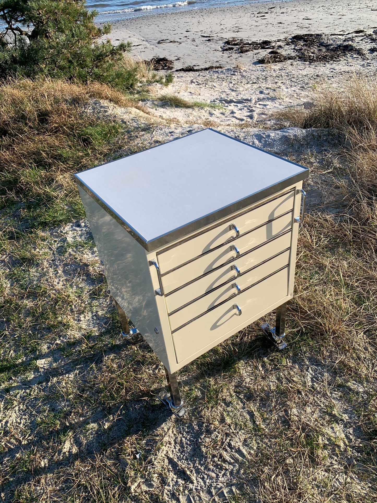 Zahnarzttisch mit Schubladen und Rädern