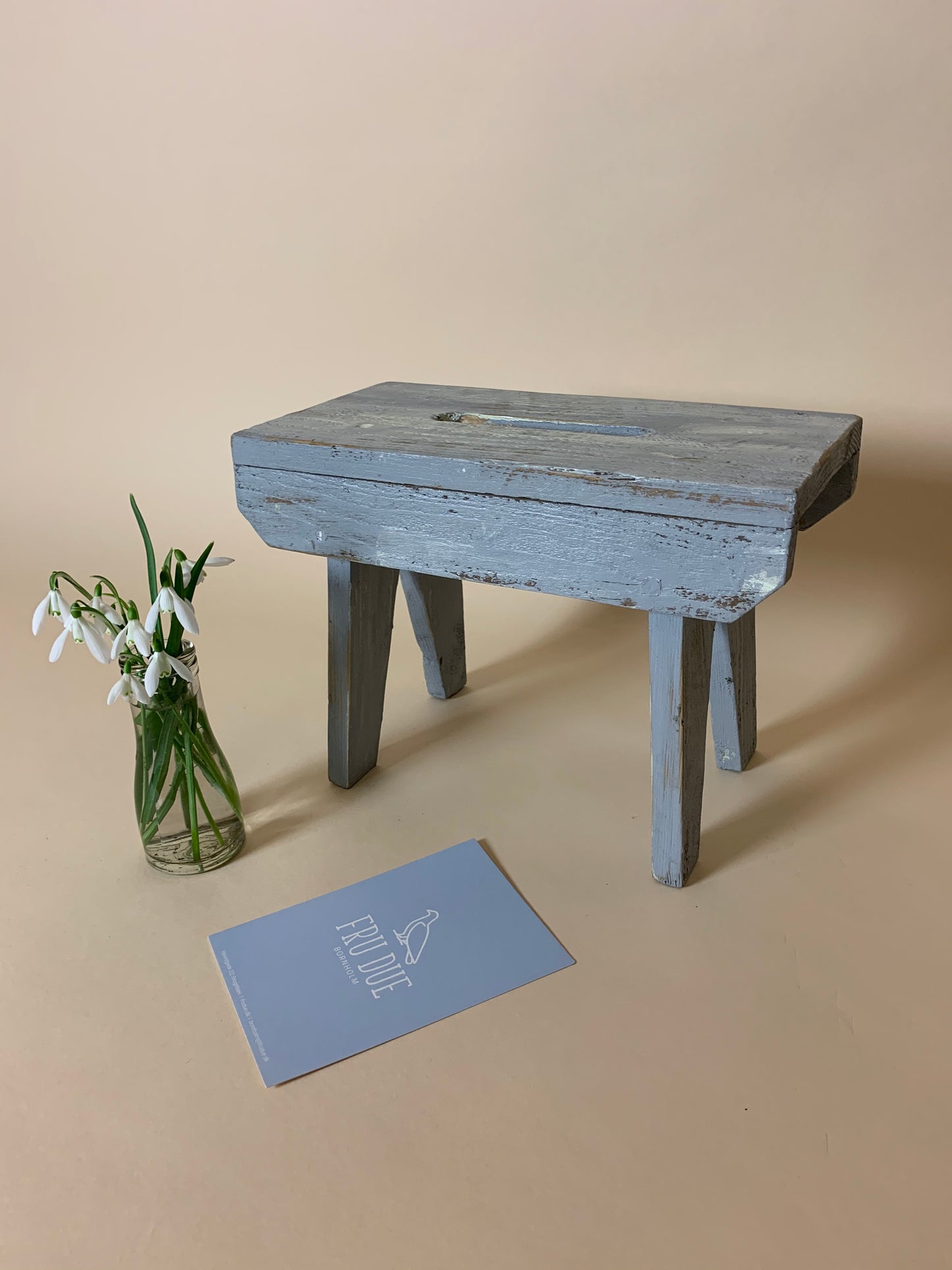 Schöner alter Hocker in Grau
