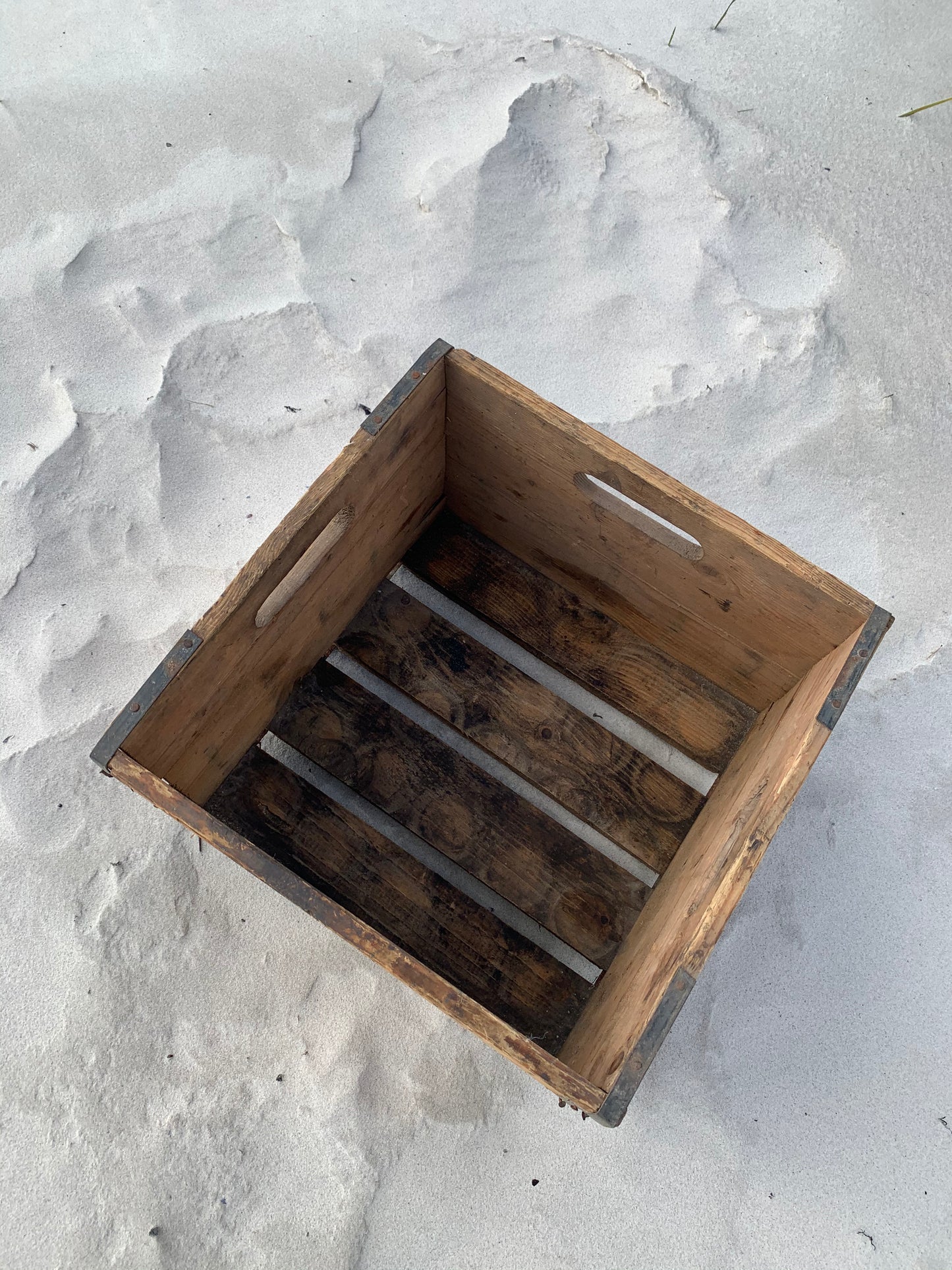 Schöne und patinierte Holzkiste der Brauerei Vämamo