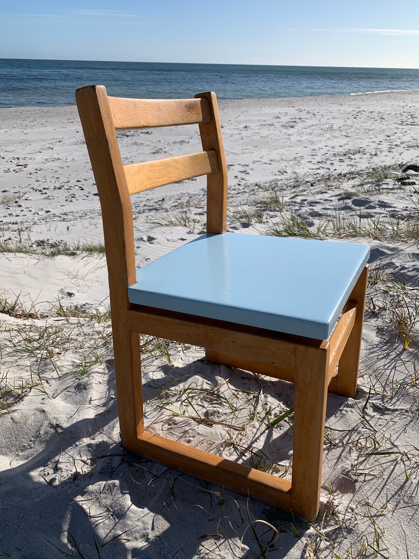 Kinderstuhl aus Holz mit Sitzfläche in hellblau - Der Preis gilt pro STCK.