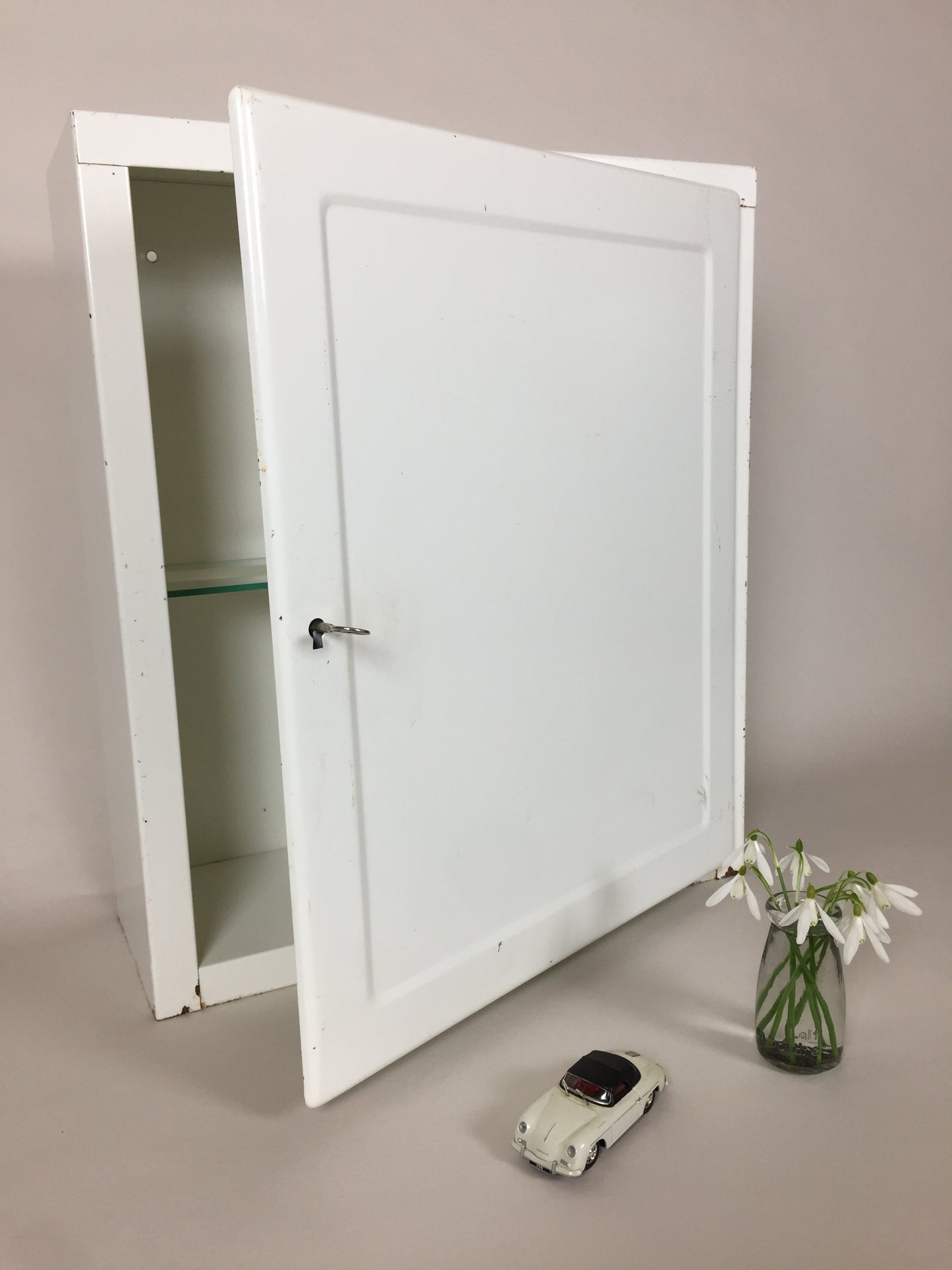 Schöner Medizinschrank aus Metall mit Glasregal