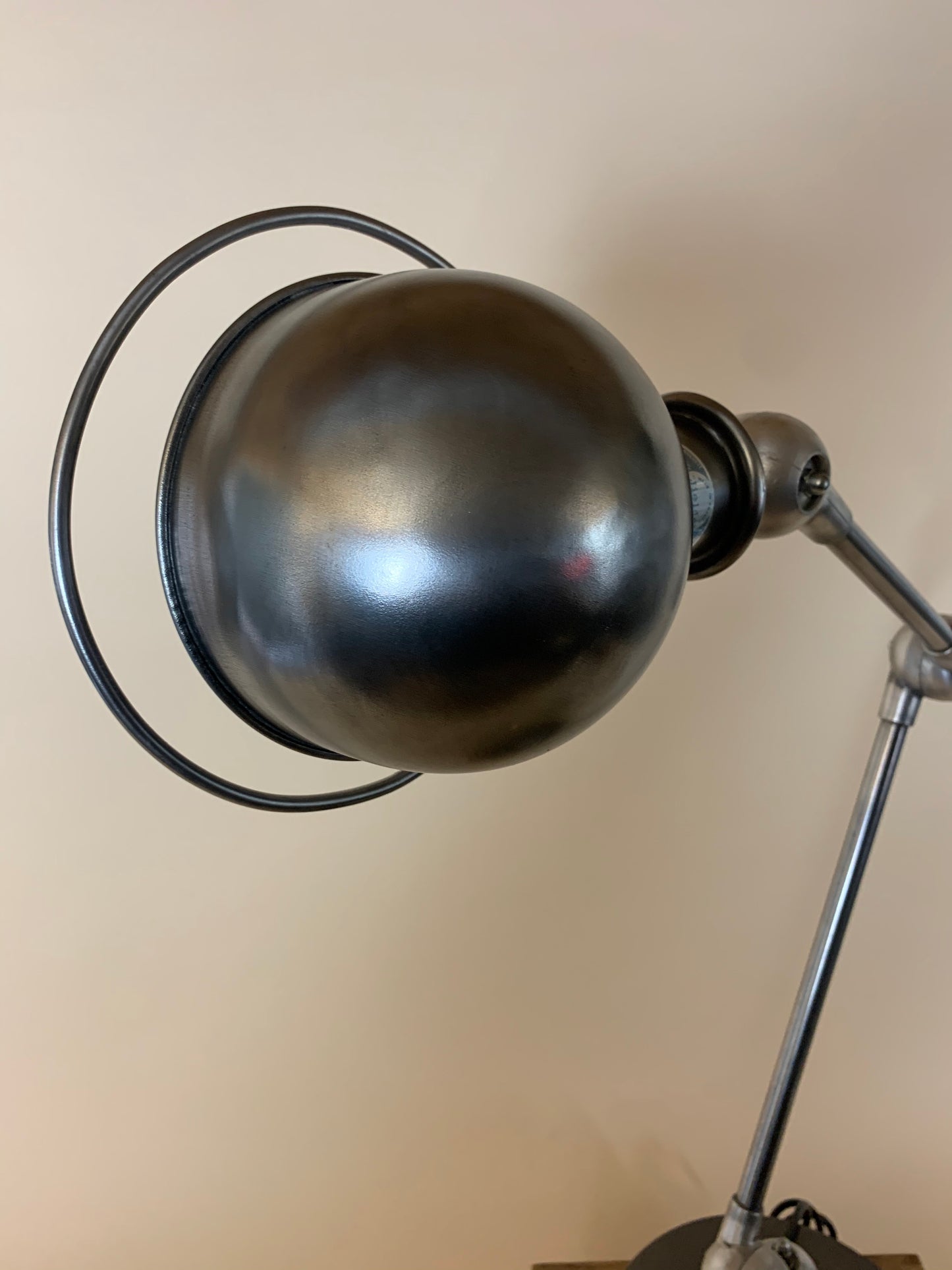 Jieldé Tischlampe mit zwei Armbeinen und Ein-/Ausschalter