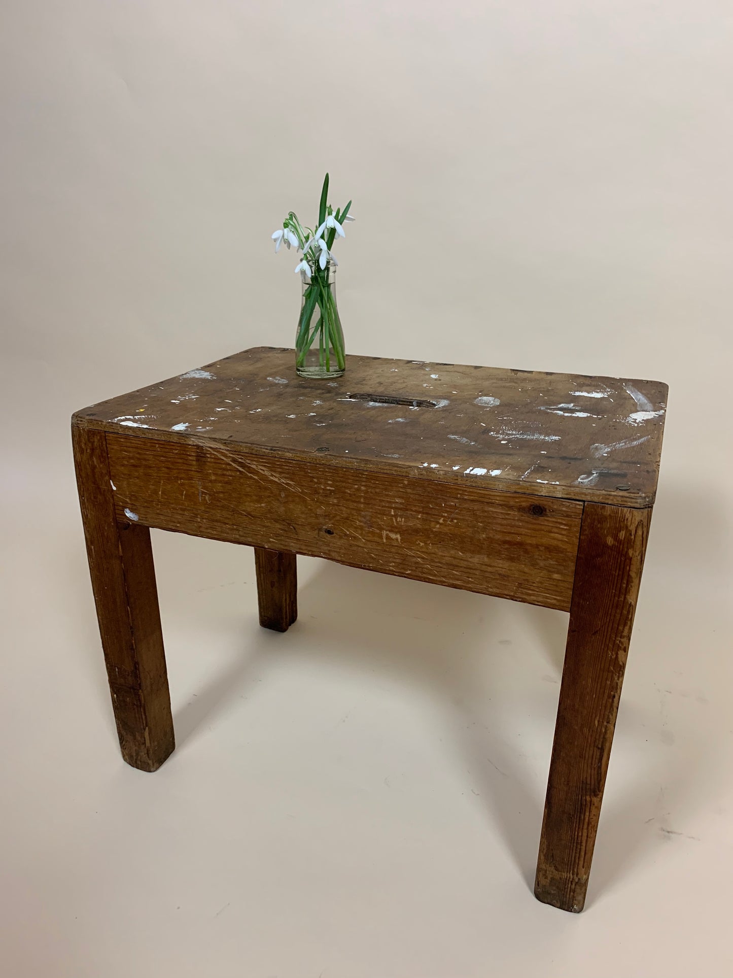Der Holzhocker mit viel Patina