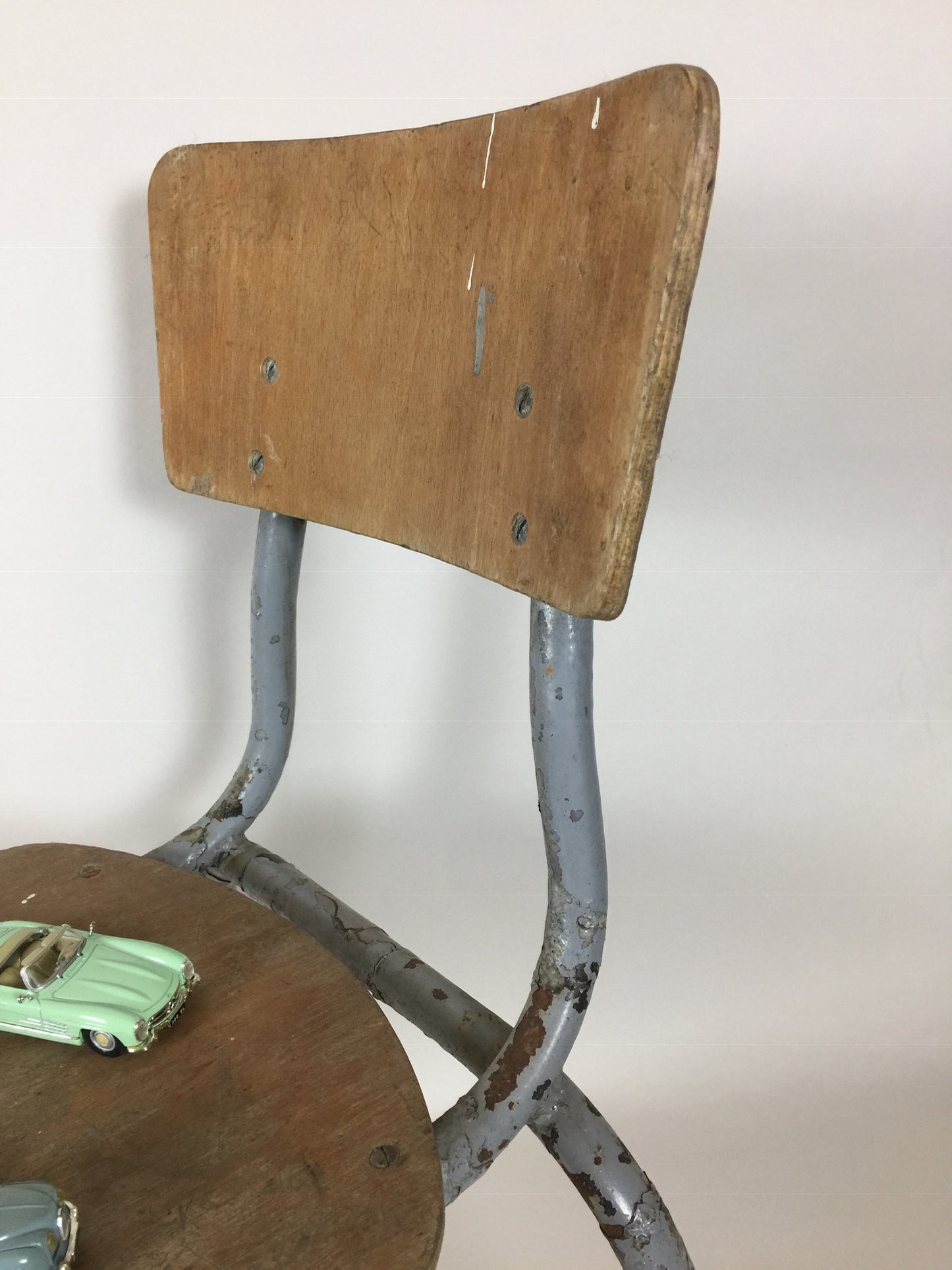 Roher Kinderstuhl mit viel Patina