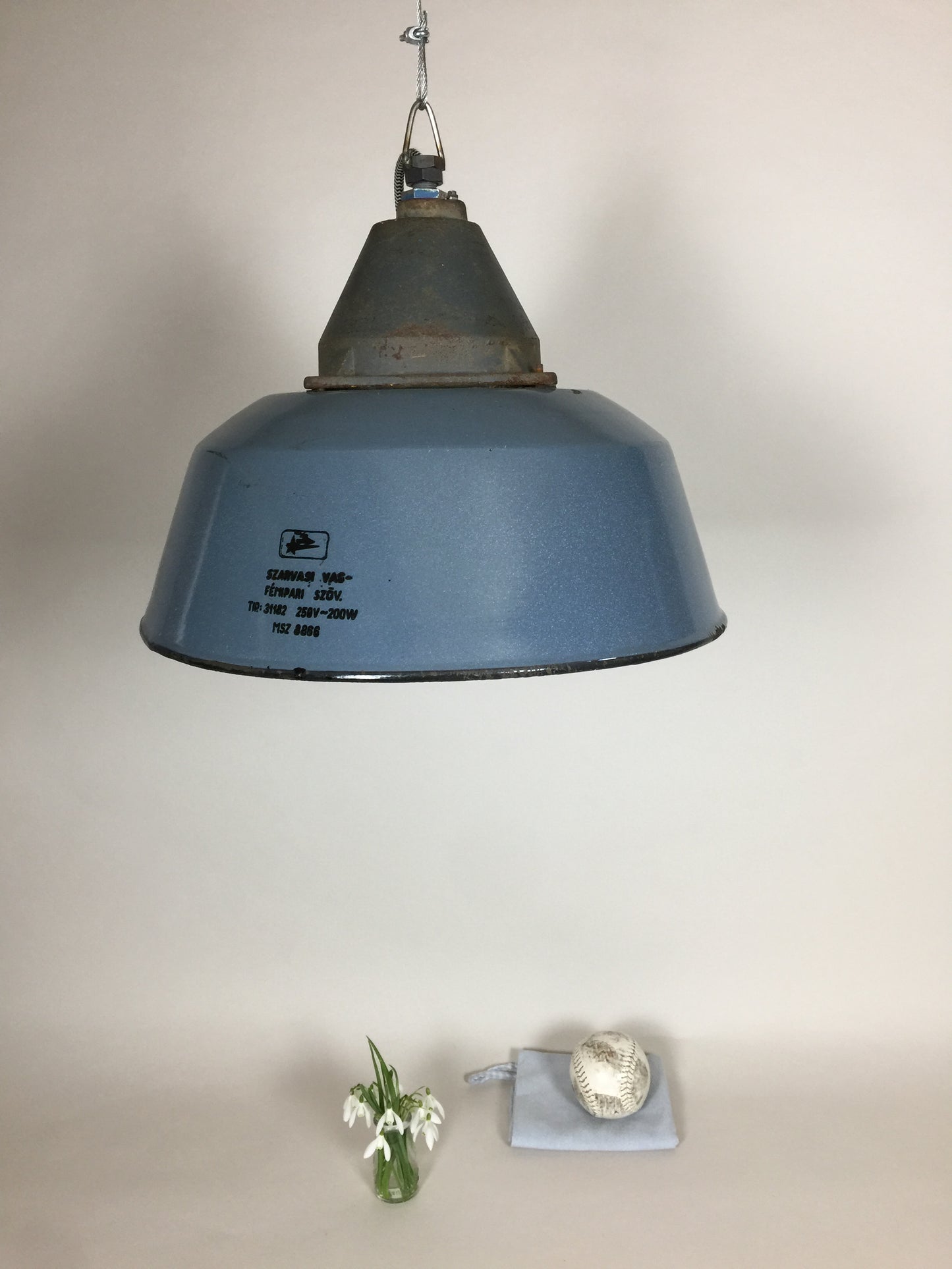 Rohe und industrielle Lampe in schöner blauer Farbe