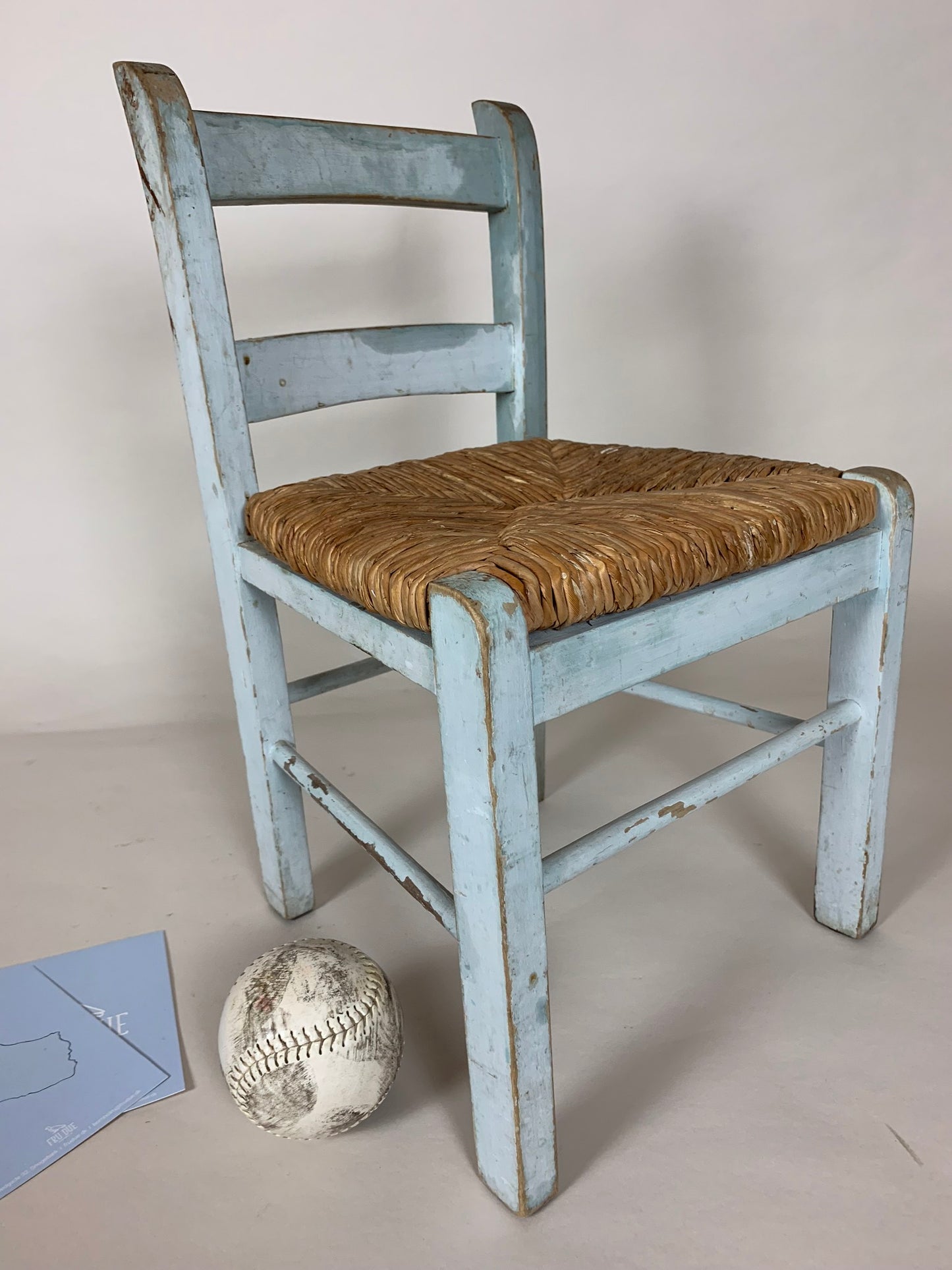 Schöner alter Kinderstuhl