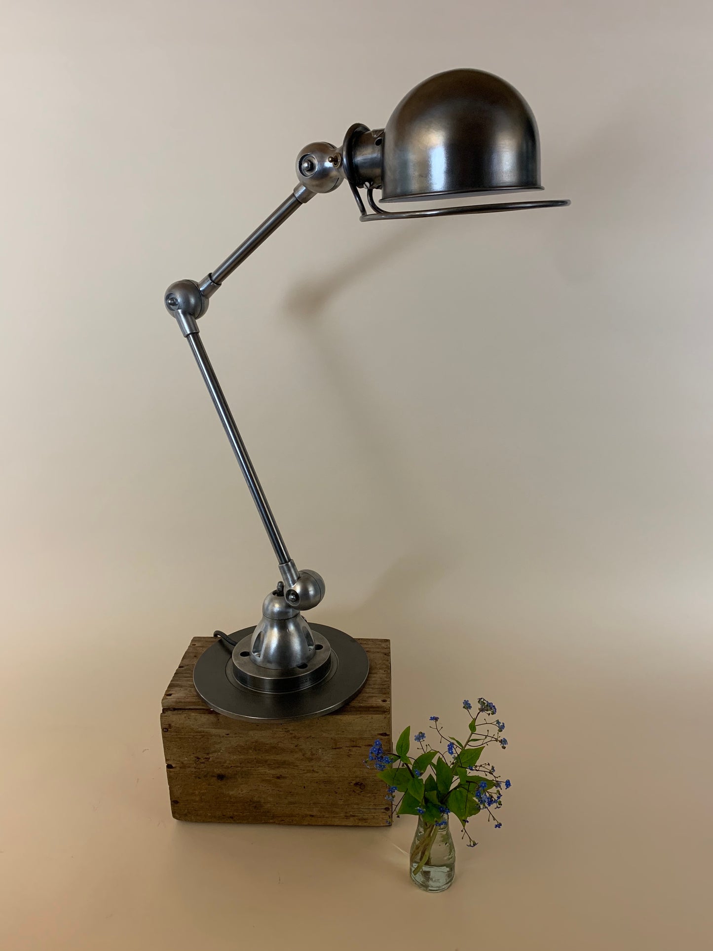 Jieldé Tischlampe mit zwei Armbeinen und Ein-/Ausschalter