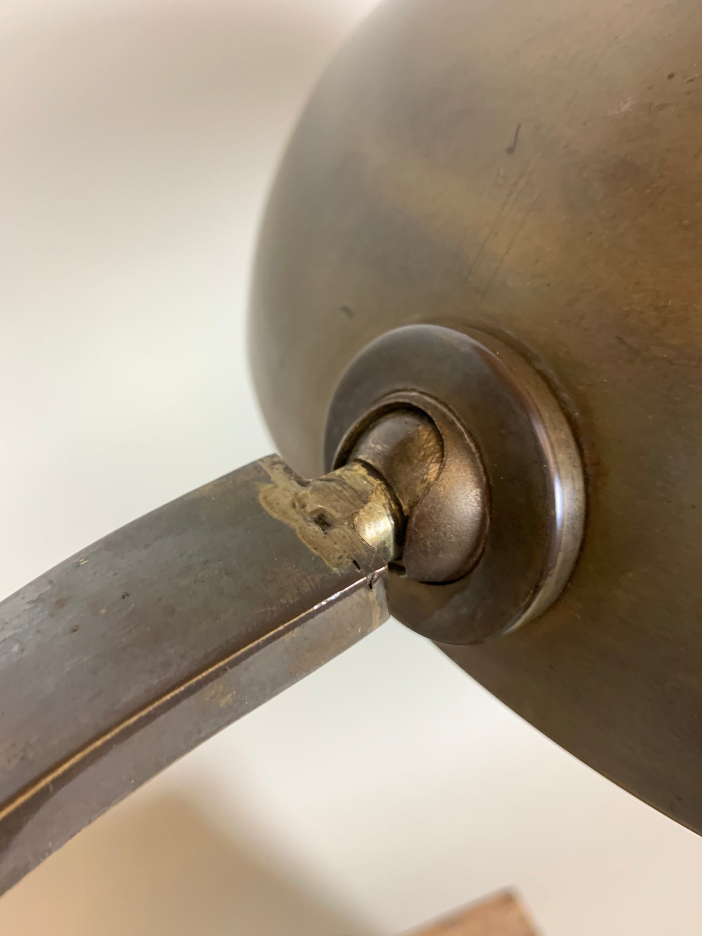 Gecos Tischlampe aus Messing