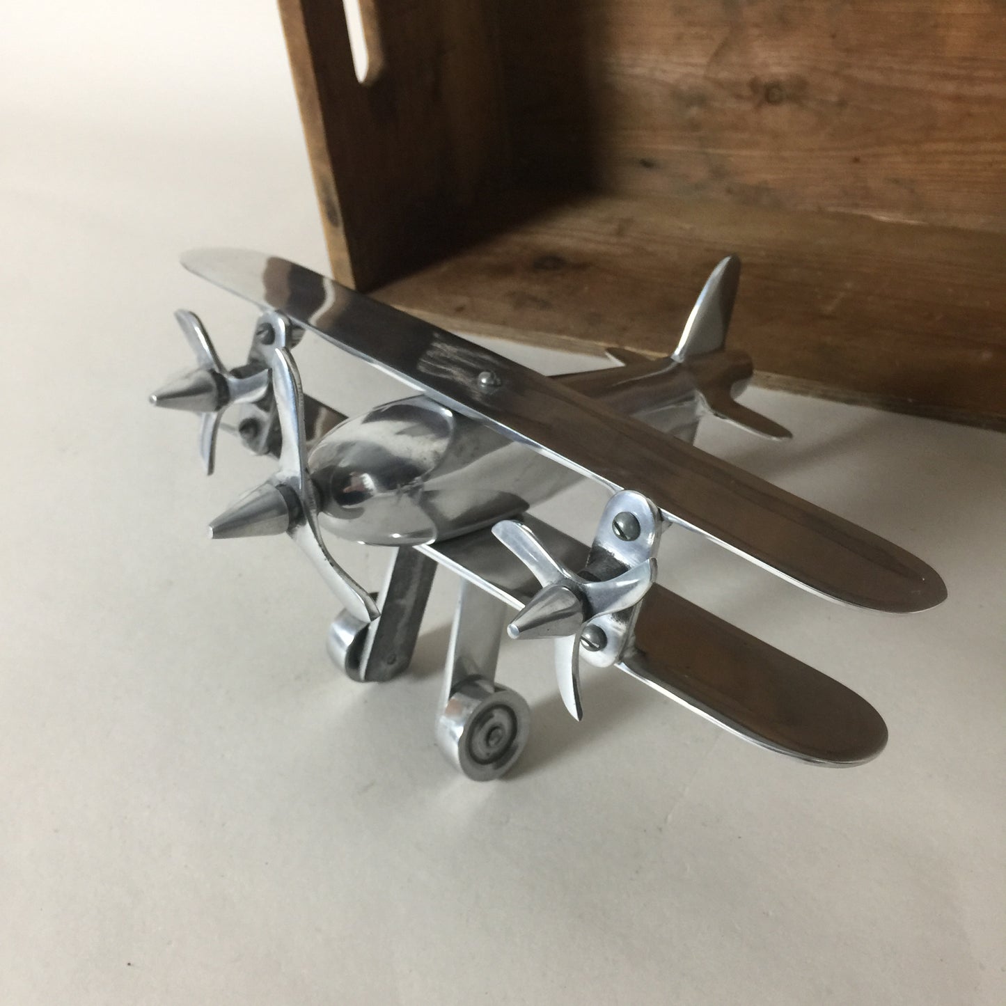 Propellerflugzeug in Rohbauweise