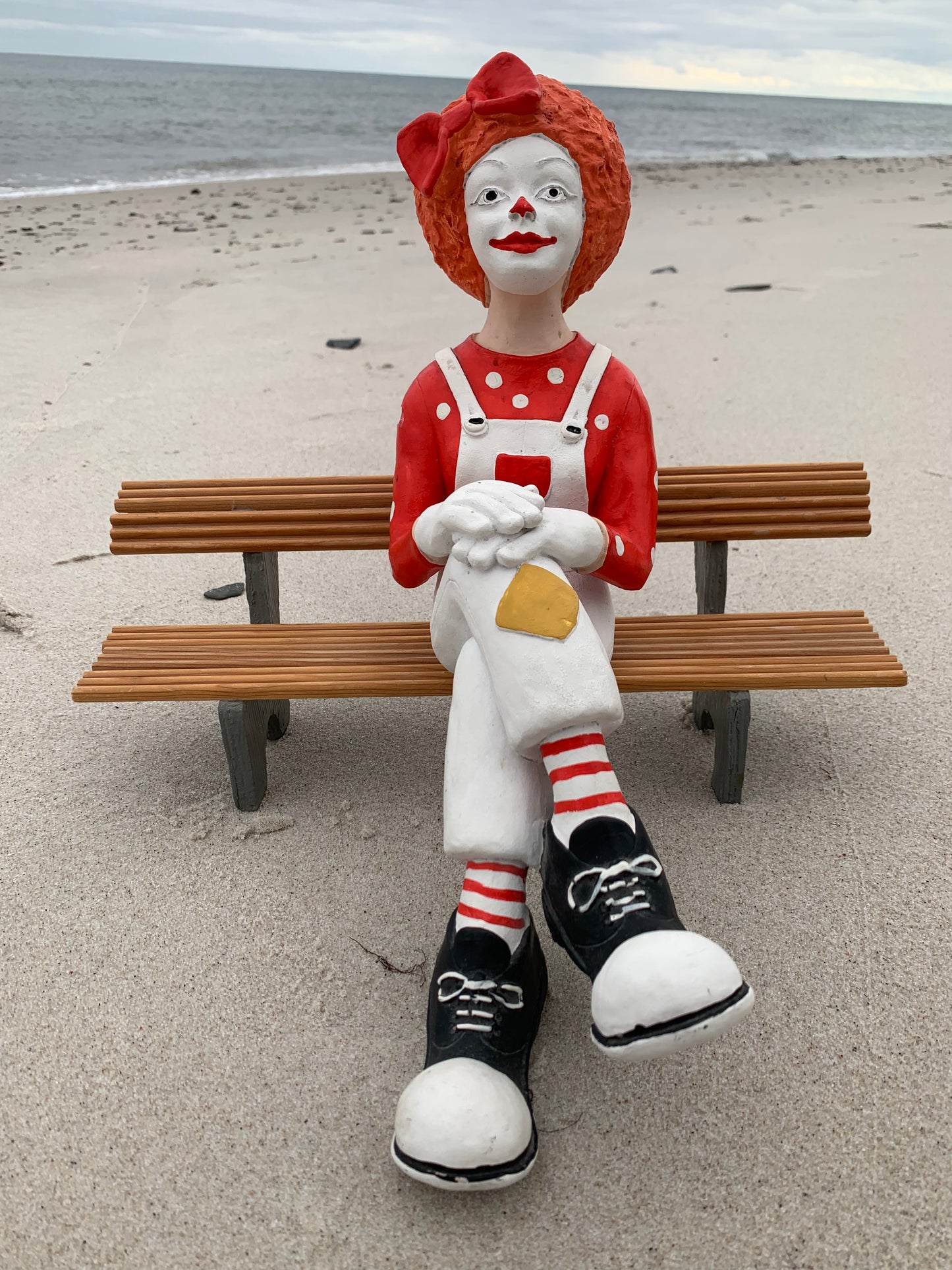 Clown auf der Bank