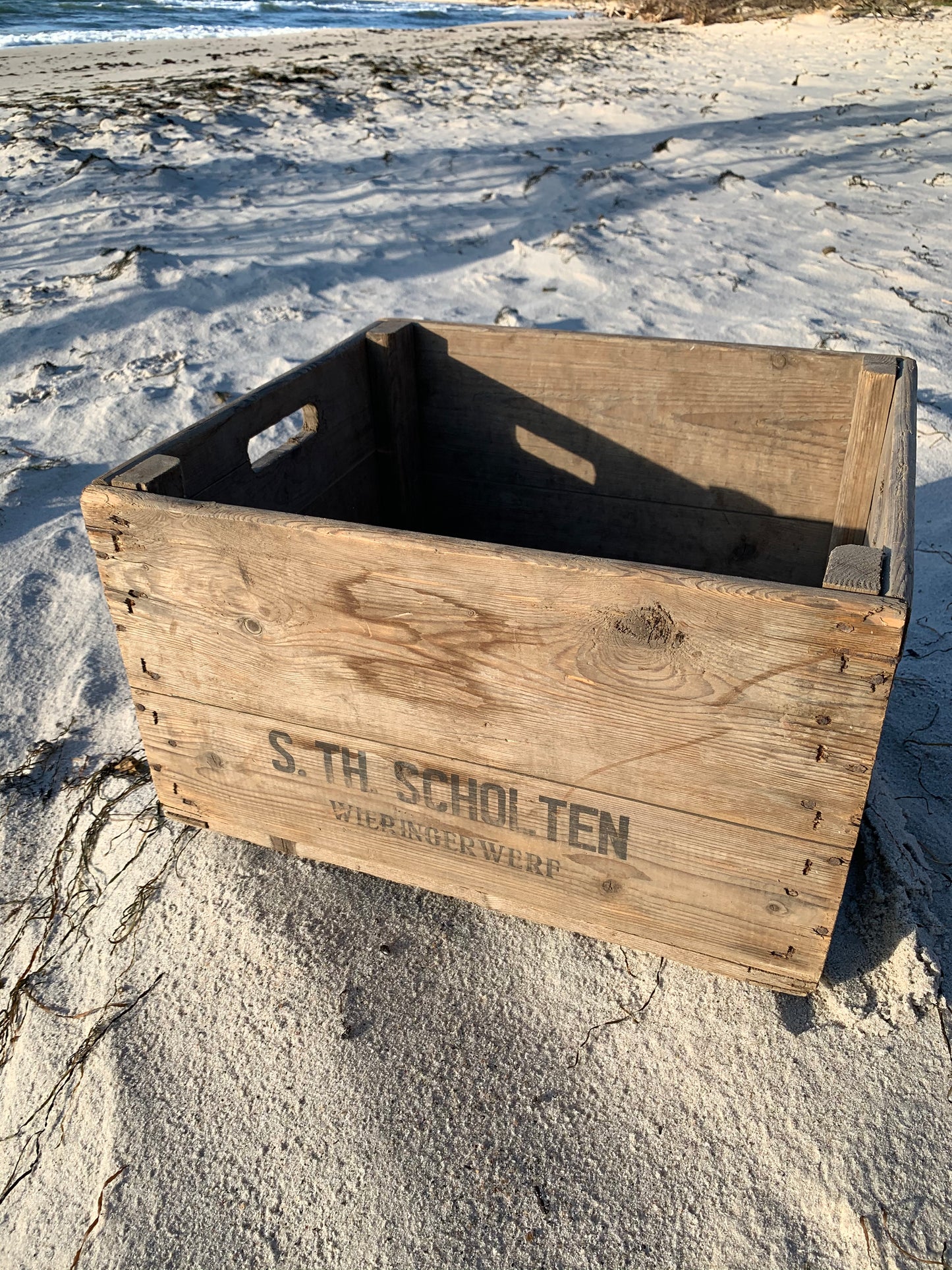 Schöne Holzkiste mit Text und Netz am Boden