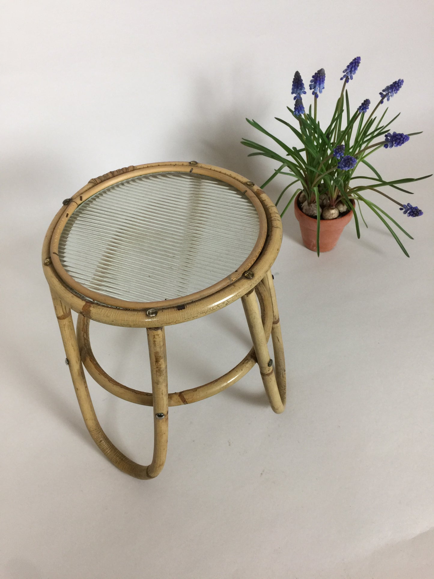 Schöner kleiner Tisch mit Glasplatte