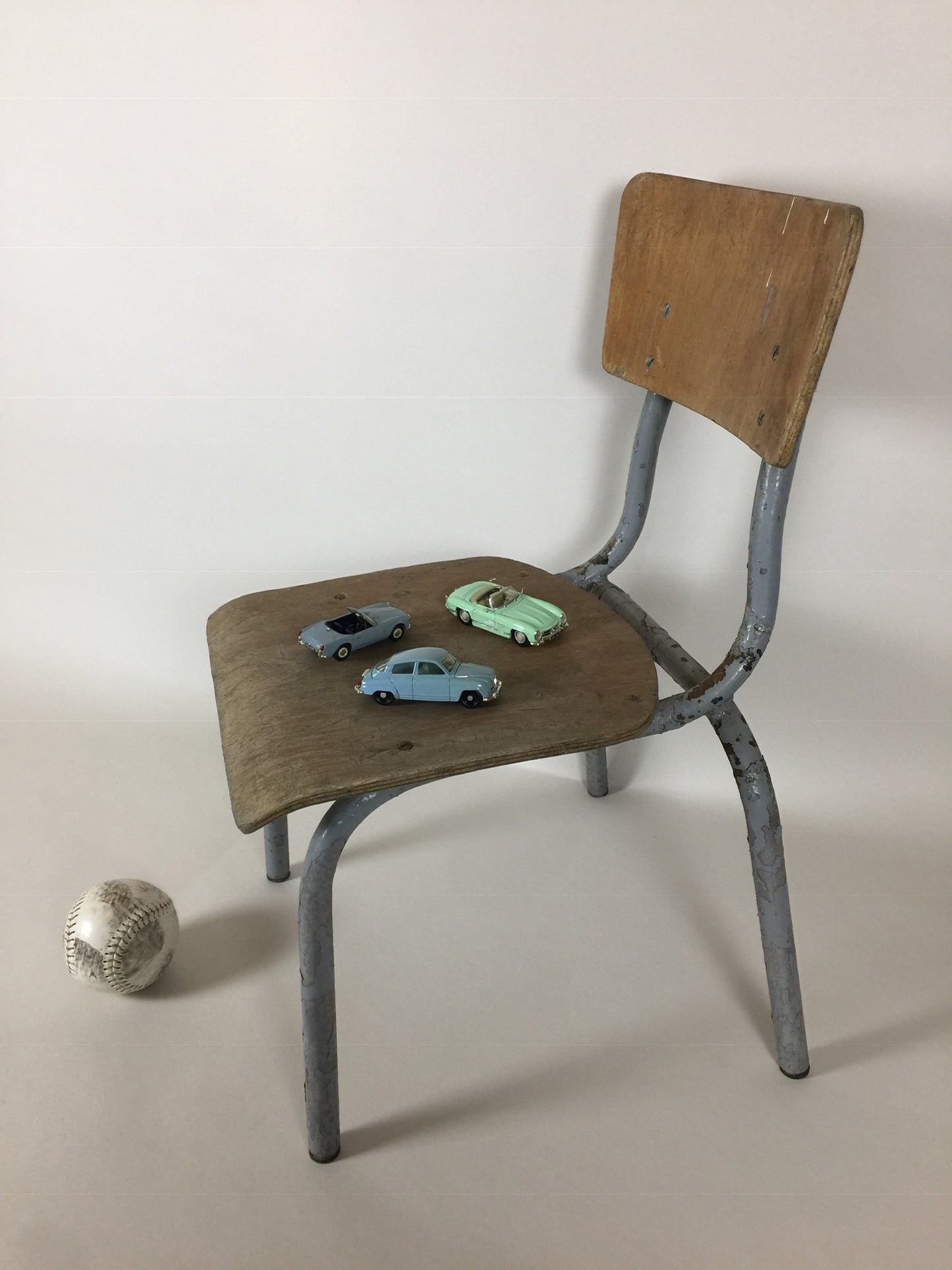 Roher Kinderstuhl mit viel Patina