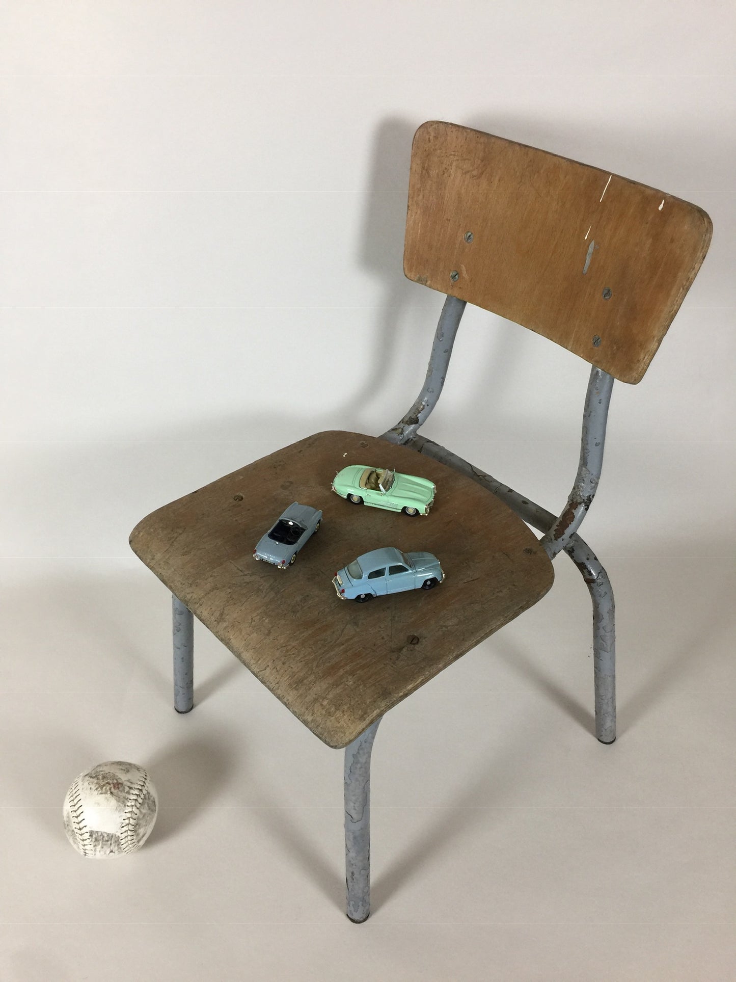 Roher Kinderstuhl mit viel Patina