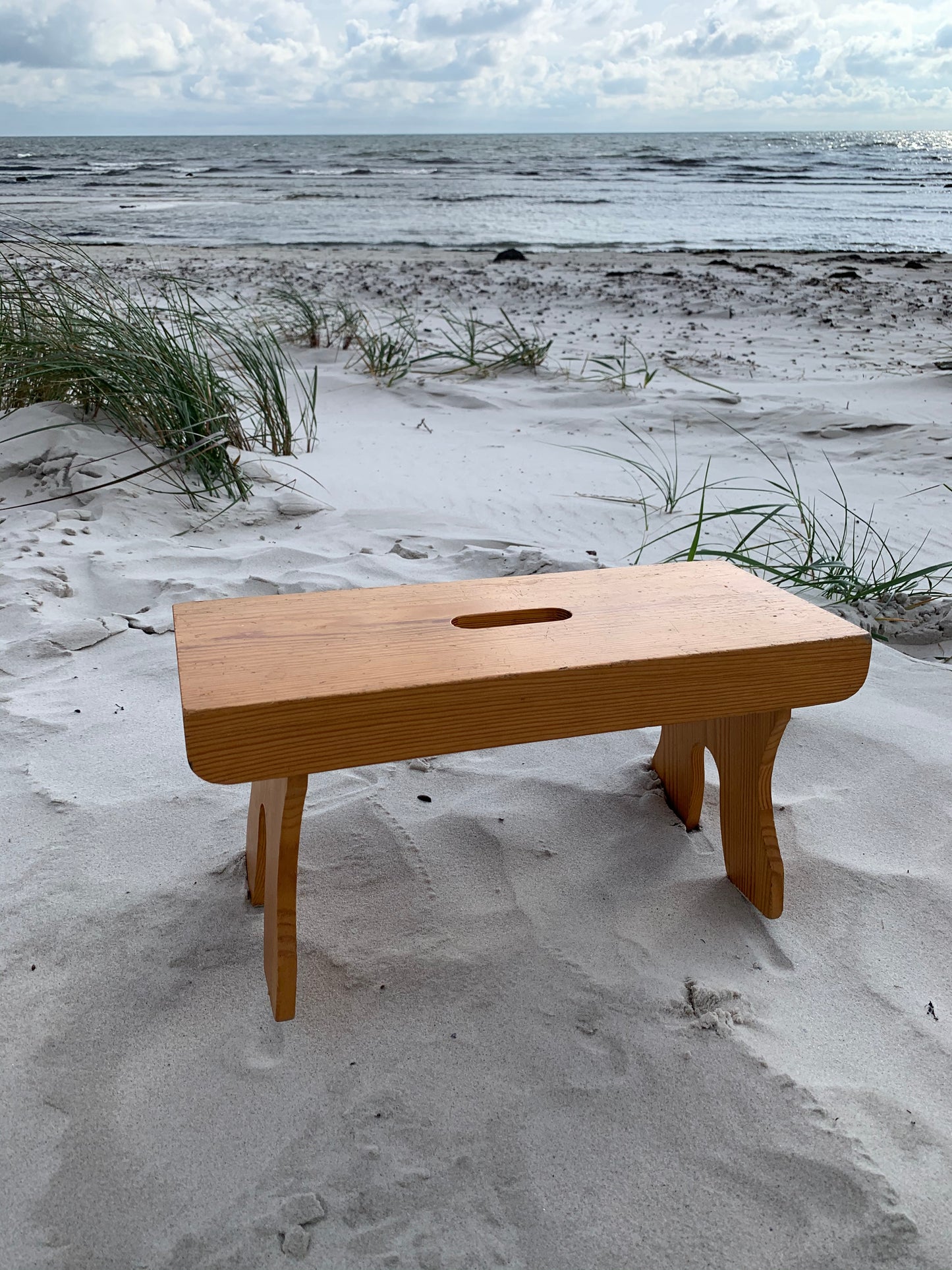 Hocker aus lackiertem Holz