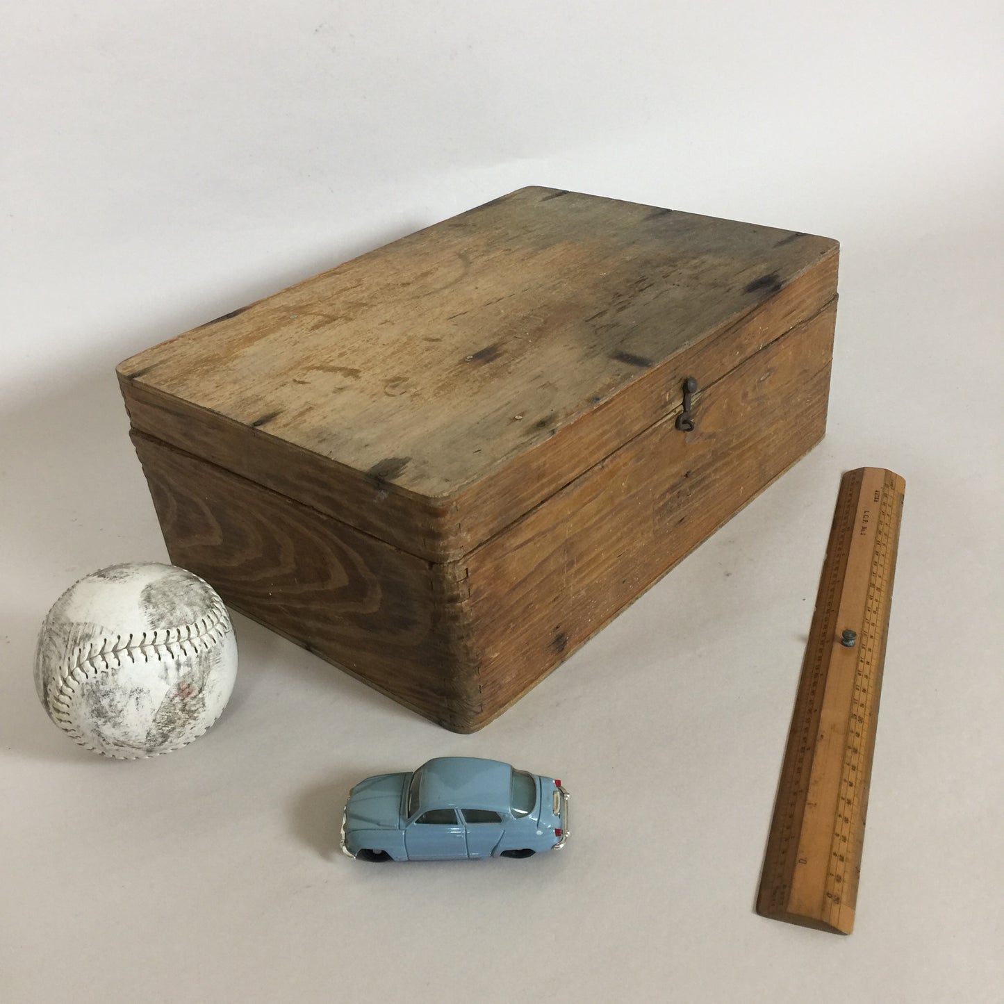 Schöne alte Holzkiste mit Deckel