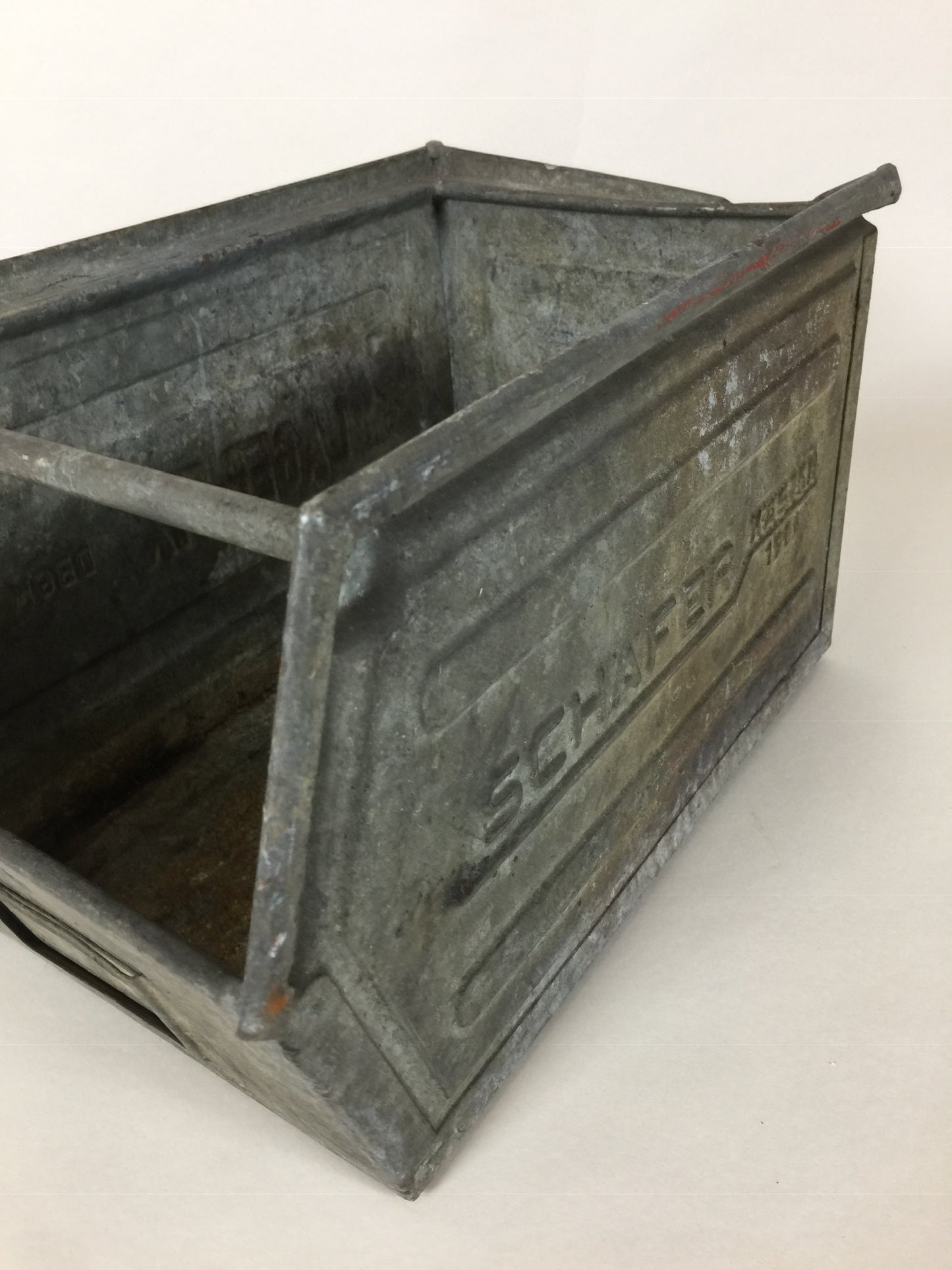 Schönes und rohes Metallgehäuse