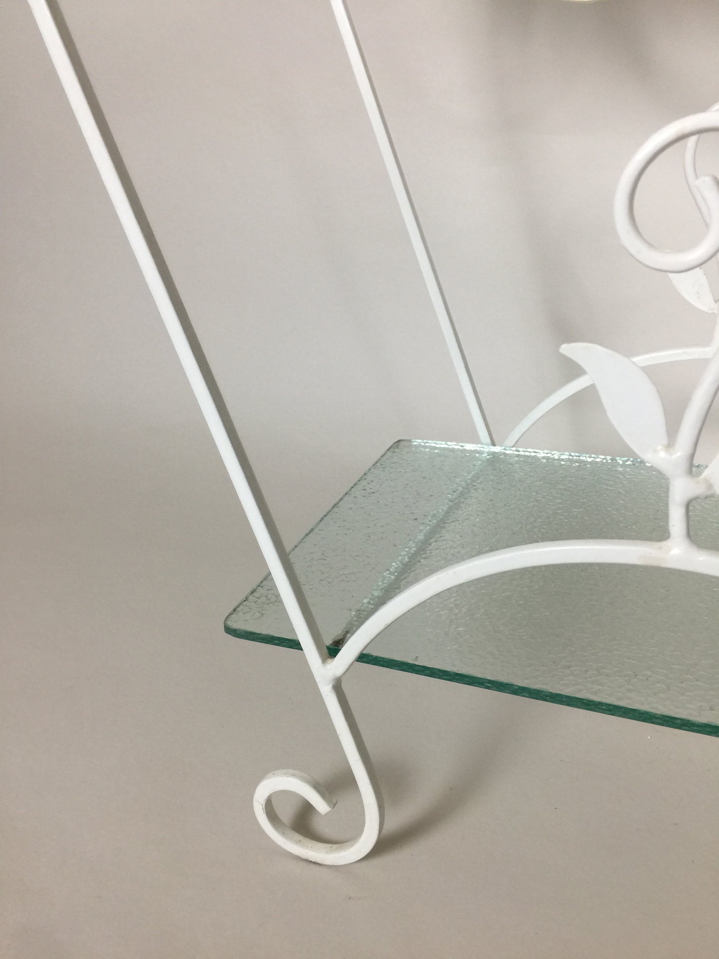 Schöner und alter Tisch oder Bücherregal mit Glas