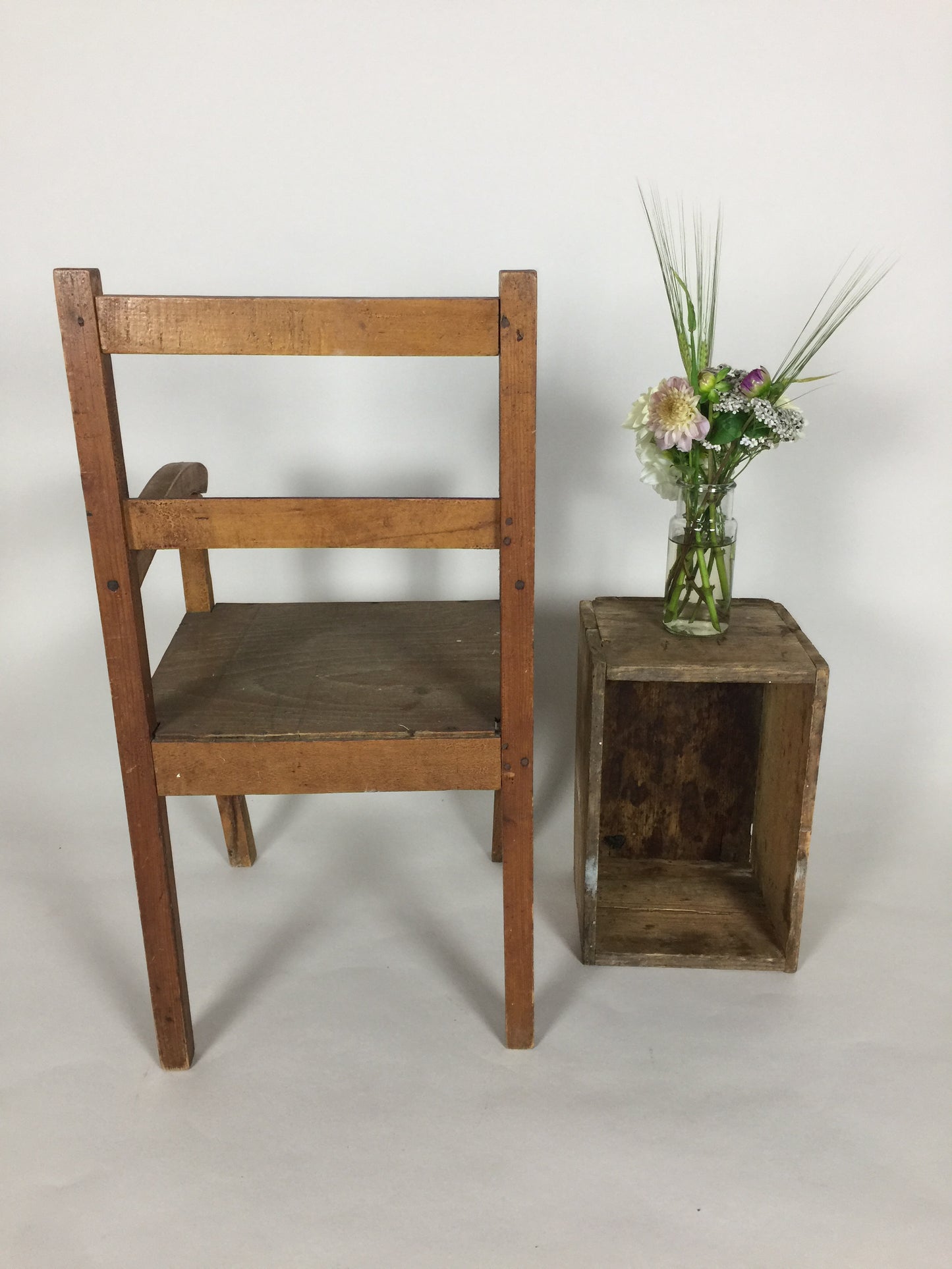 Schöner kleiner Kinderstuhl aus Holz