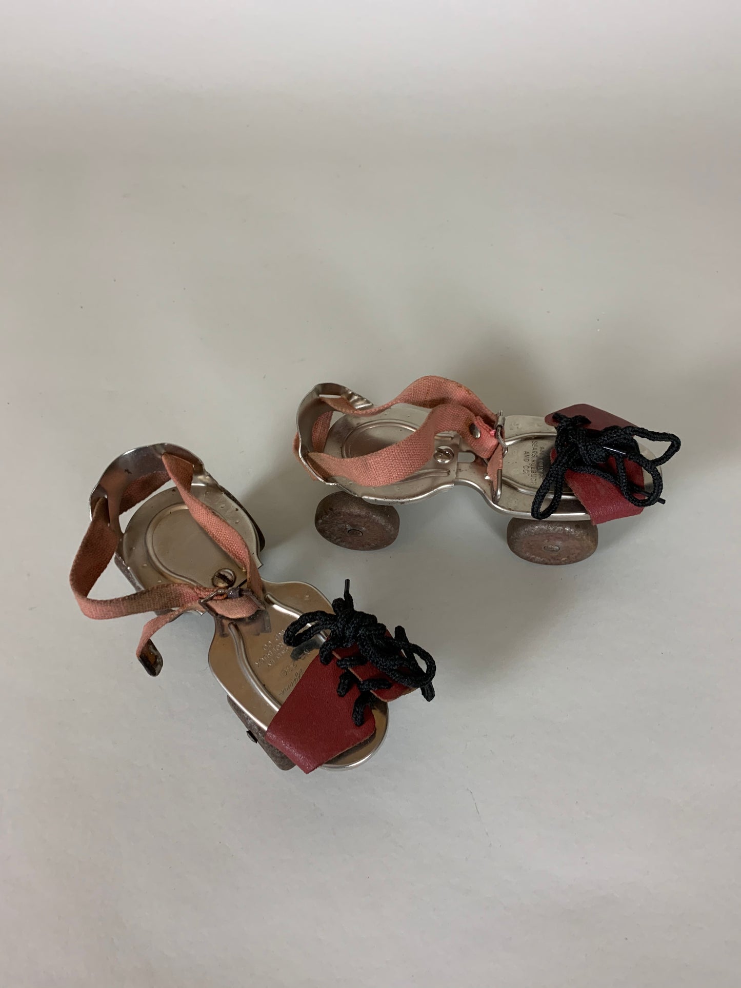Lustige und dekorative alte Rollschuhe für Kinder