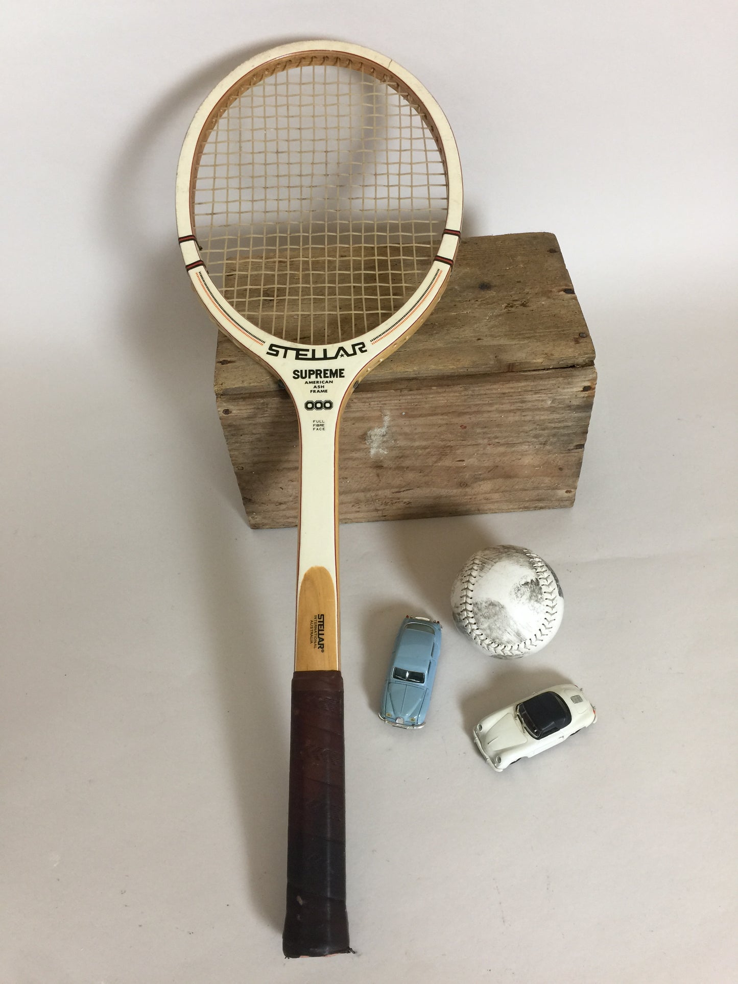 Schöner und alter Tennisschläger