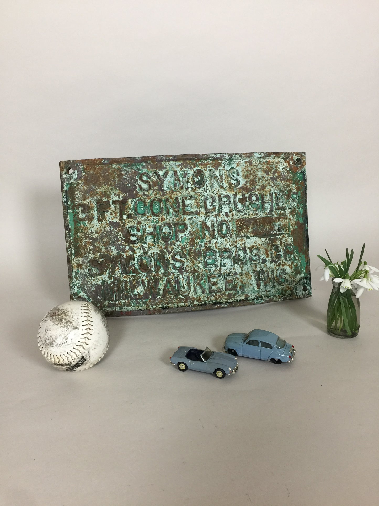 Schönes und geschwungenes altes Schild mit viel schöner Patina