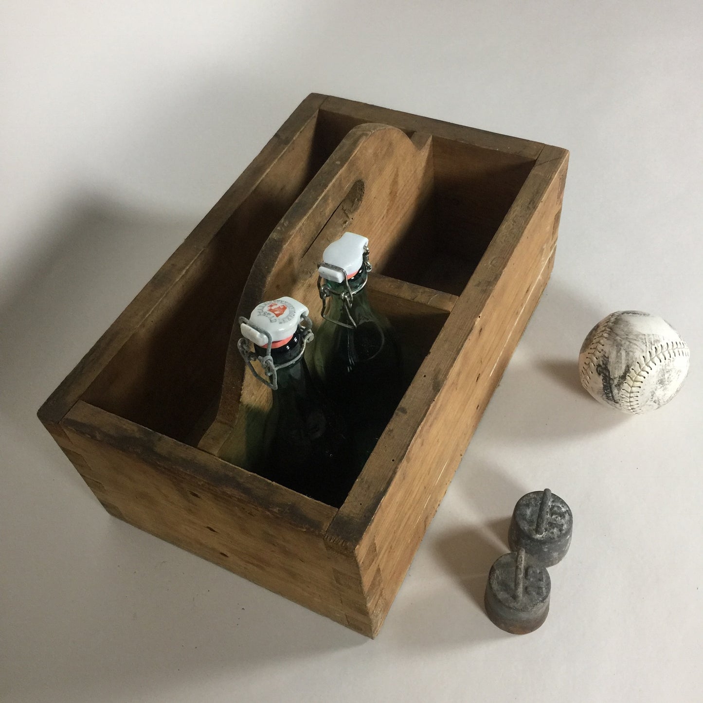 Schöne Holzkiste mit Tragegriff