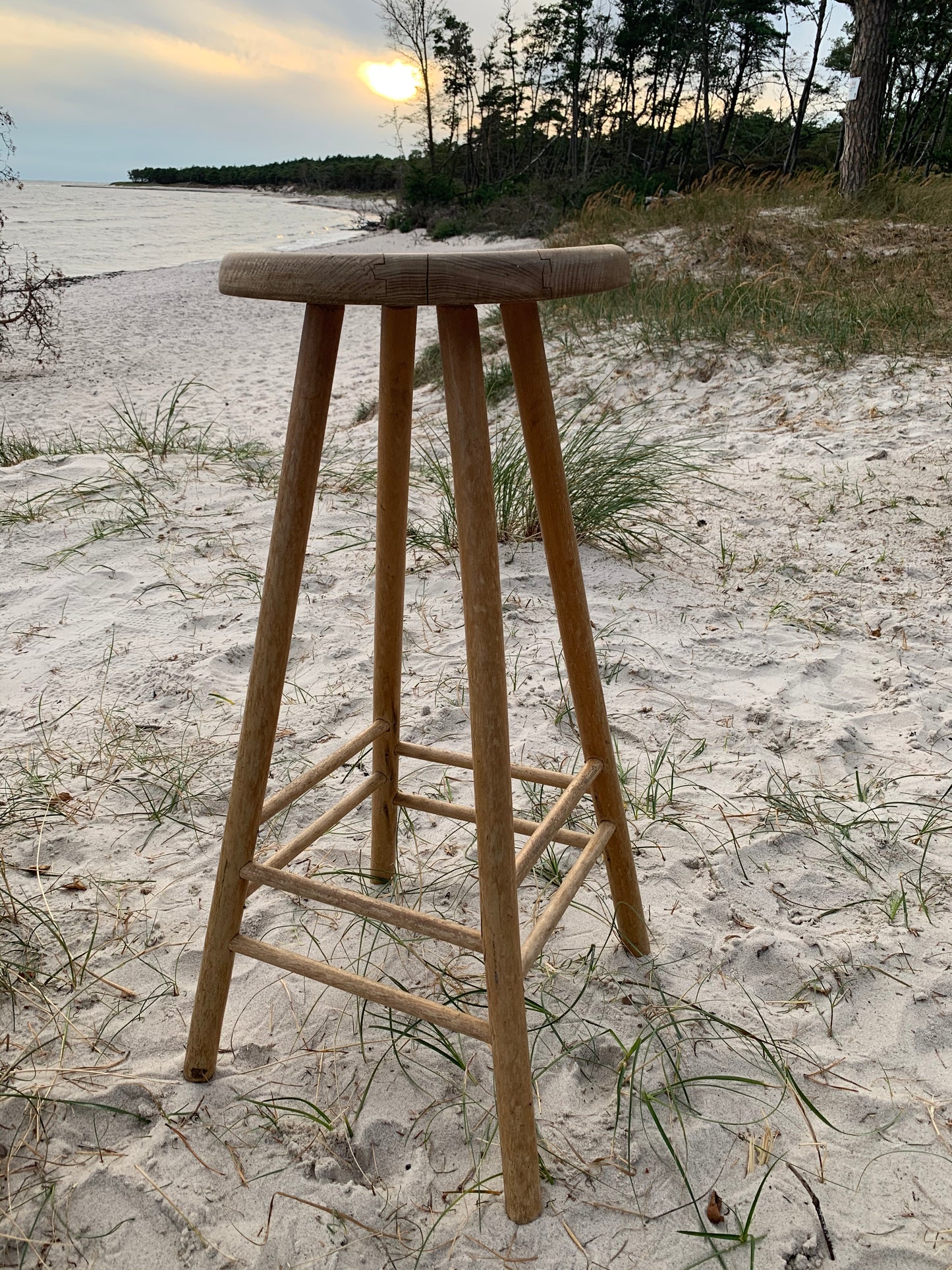 Hoher Hocker aus Holz