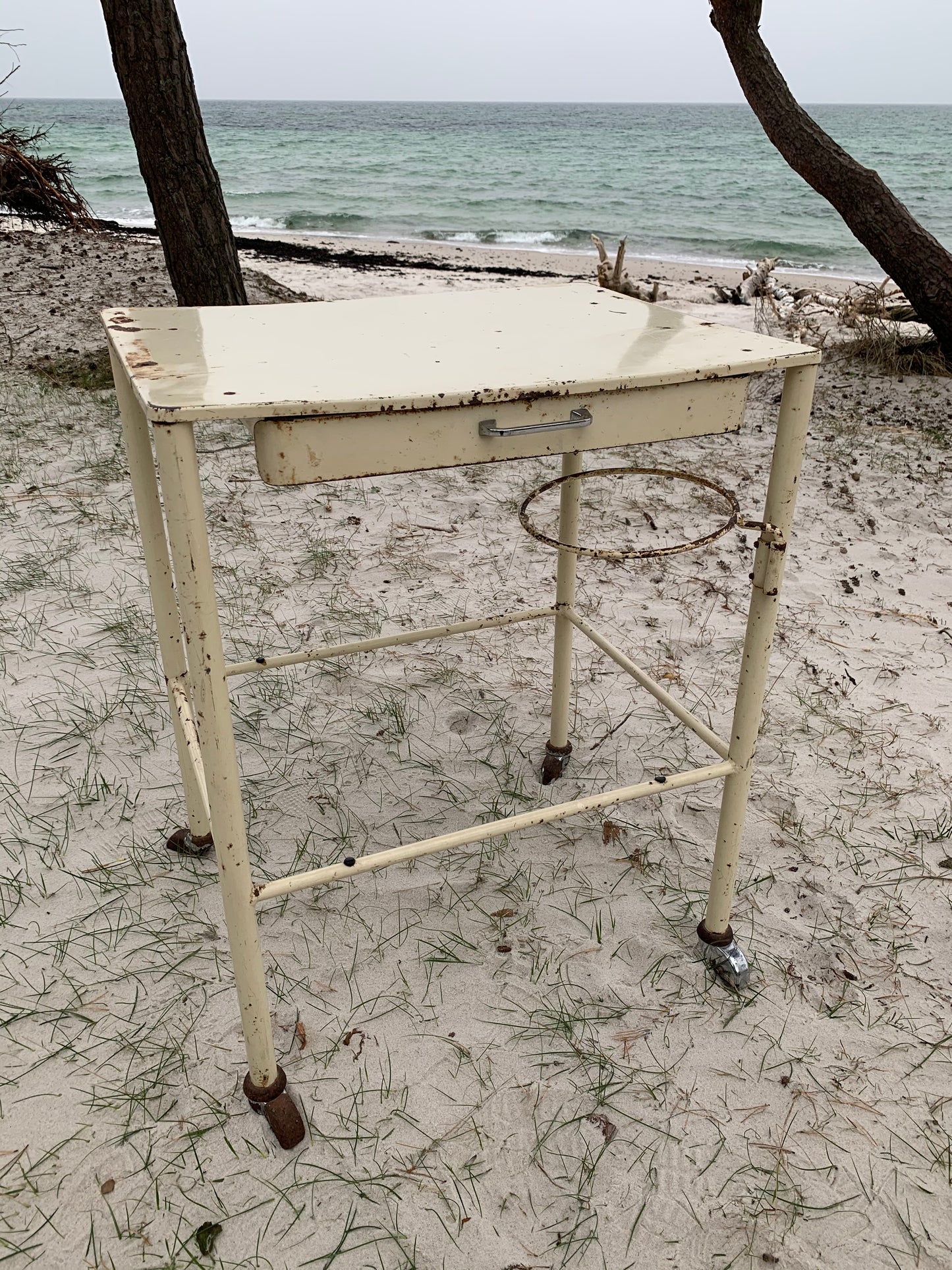 Zahnarztschrank mit schönster Patina