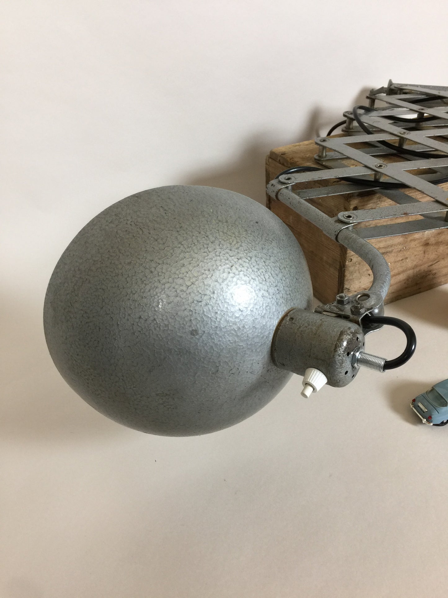 Schöne Scherenlampe in Hammerschlaglack von Bauhaus