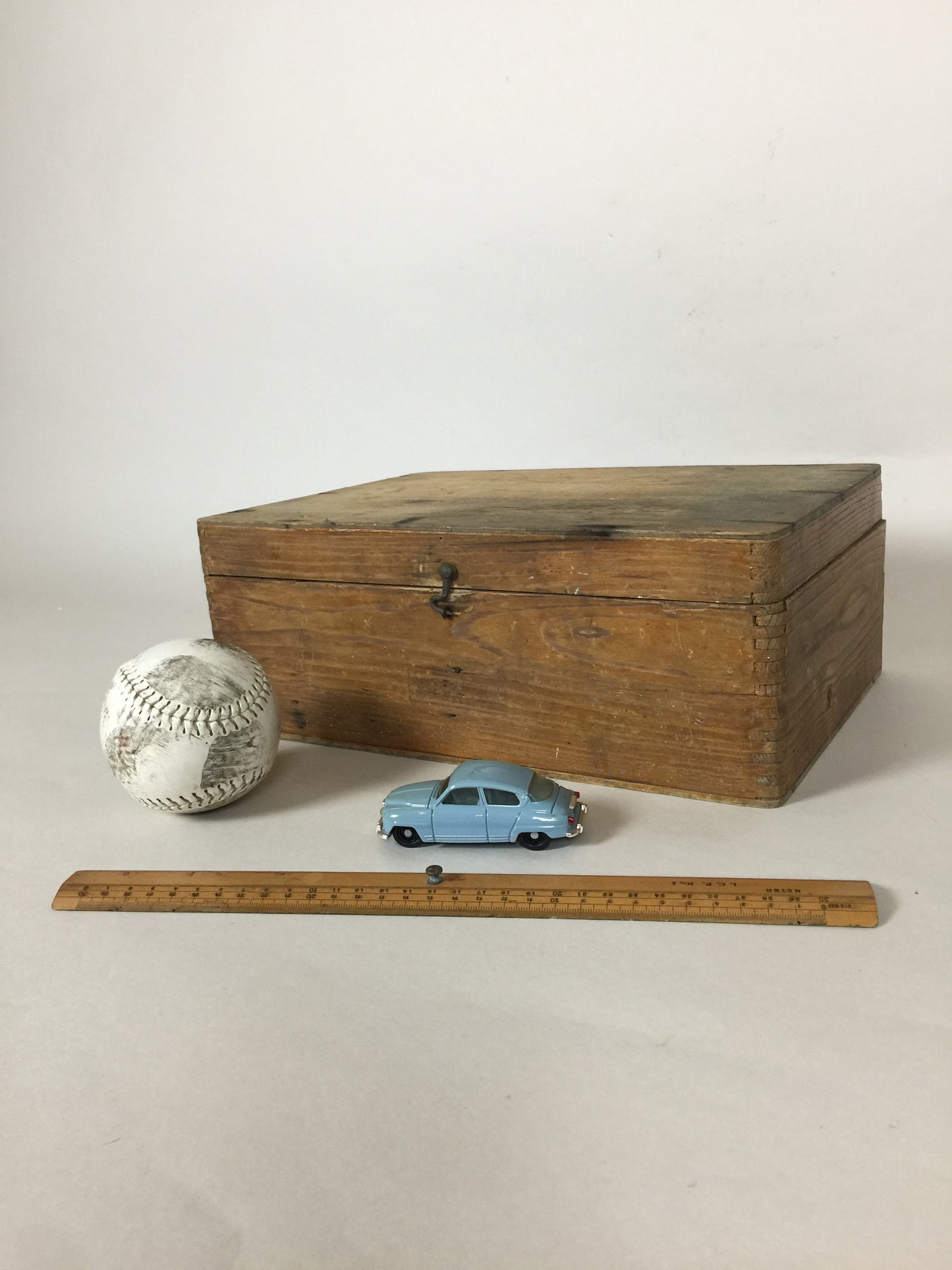 Schöne alte Holzkiste mit Deckel