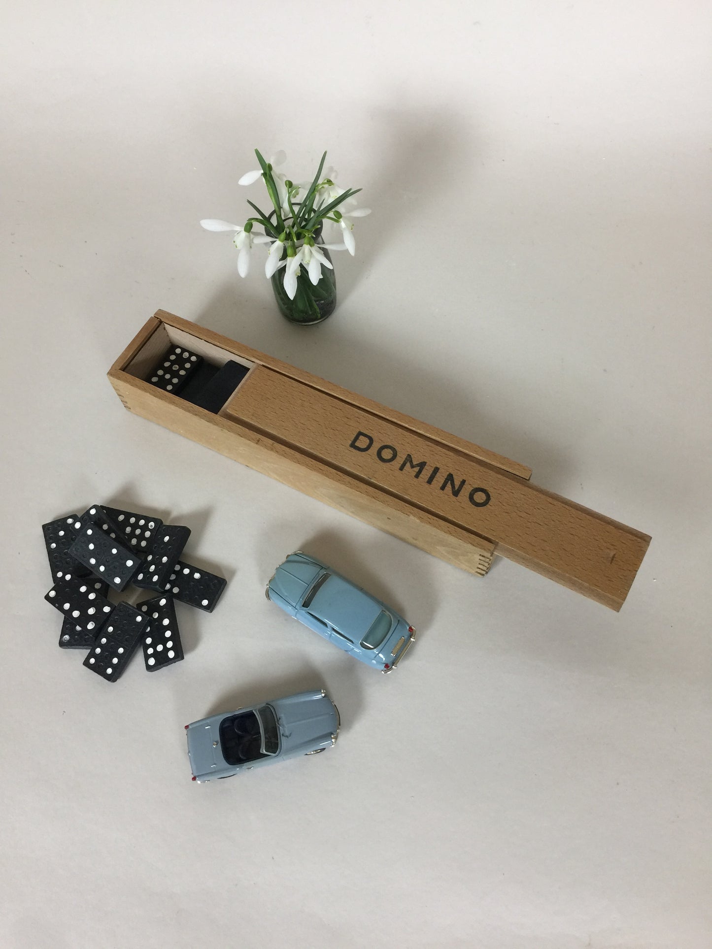 Dominospiel in Holzkiste