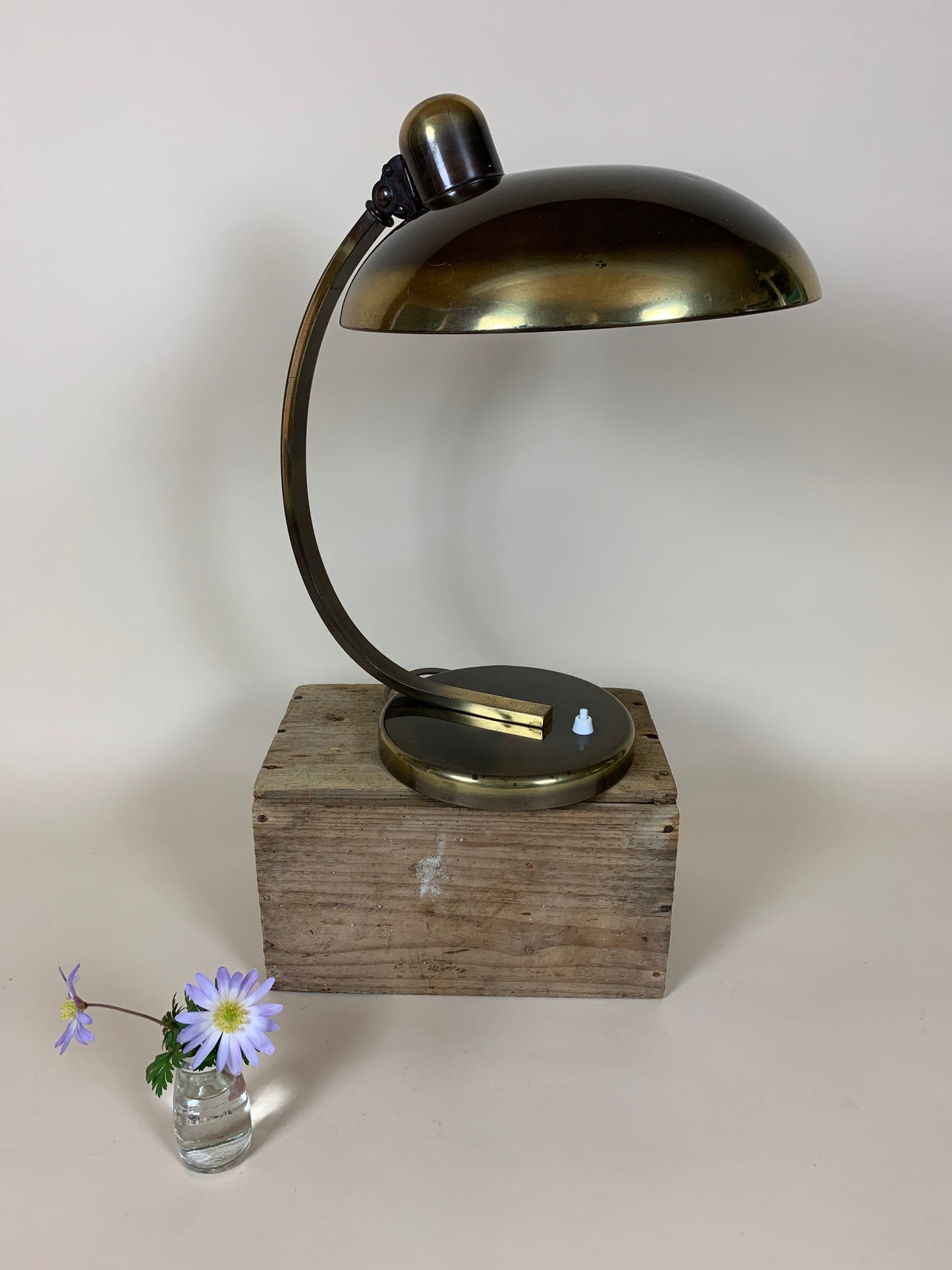 Christian Dell 6750 Tischlampe aus dunkel poliertem Messing