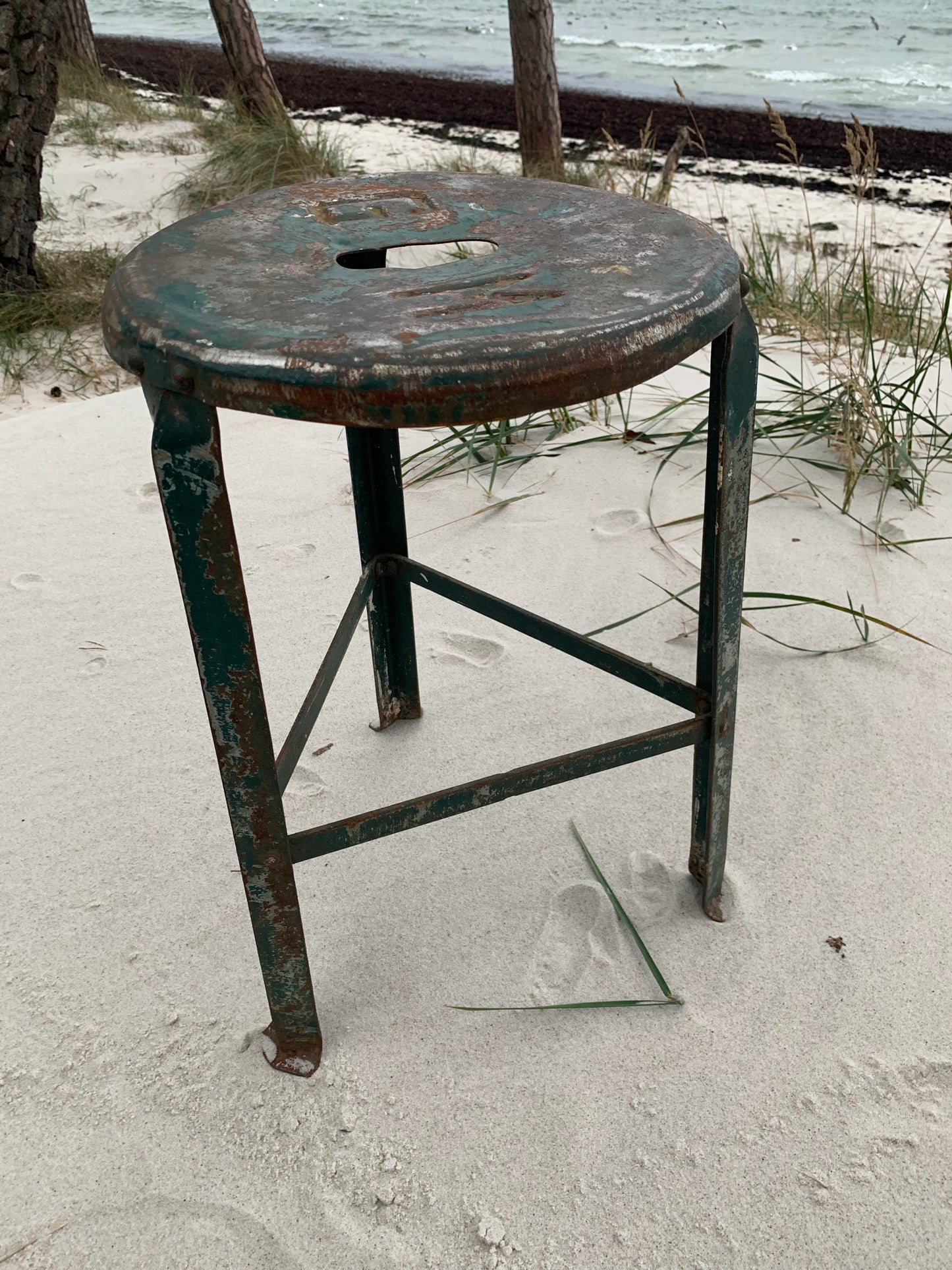 Roher industrieller Hocker