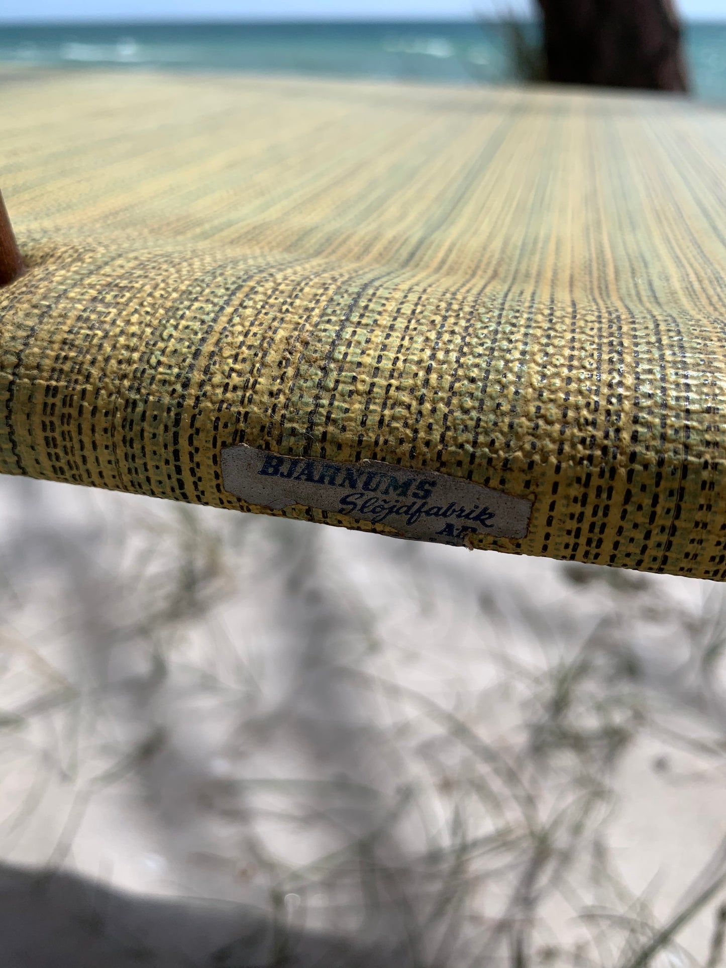 Schöne "Bank" mit Vinylsitz und Holzrücken