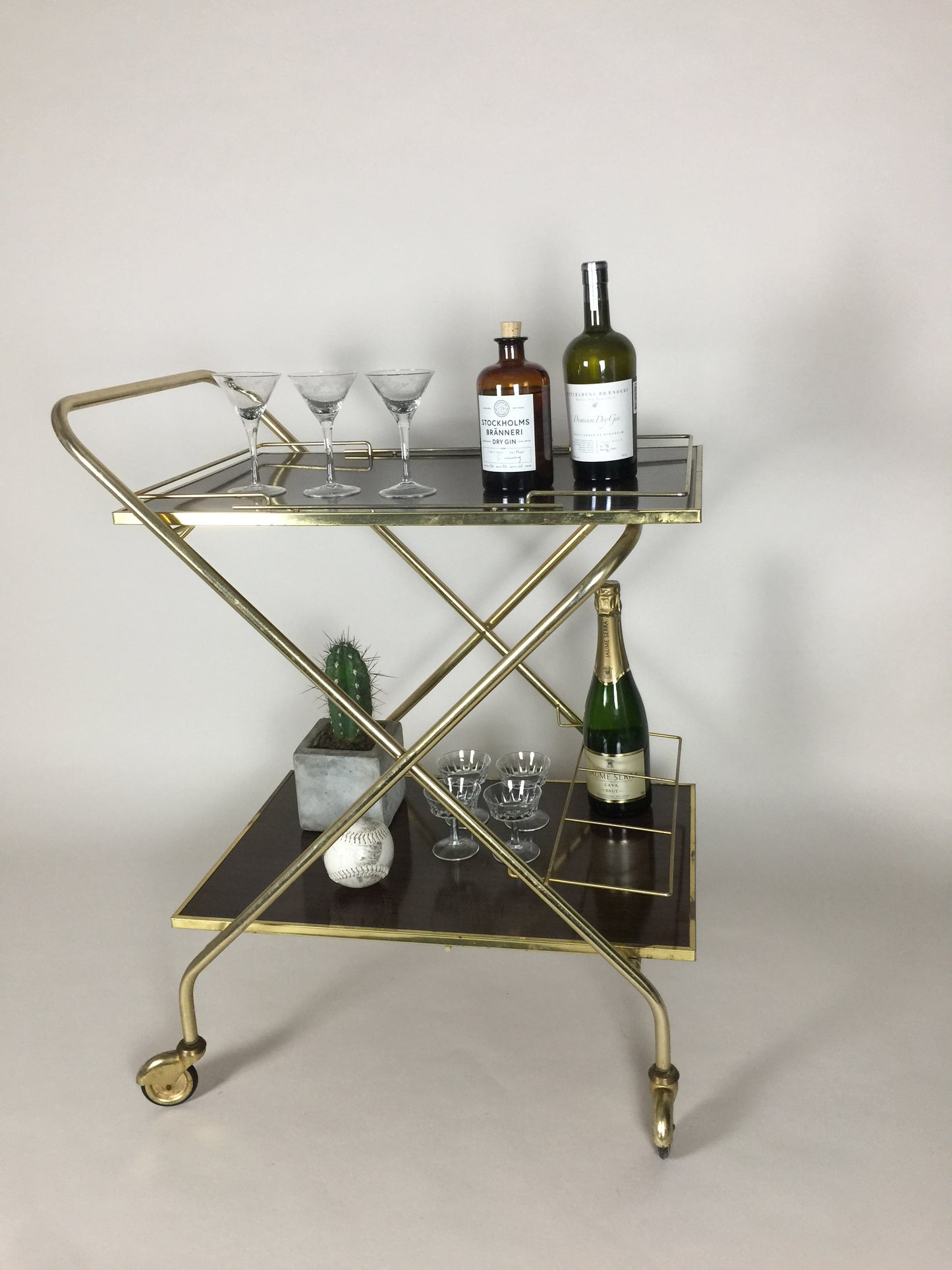 Schöner Stehtisch - auch Barwagen genannt
