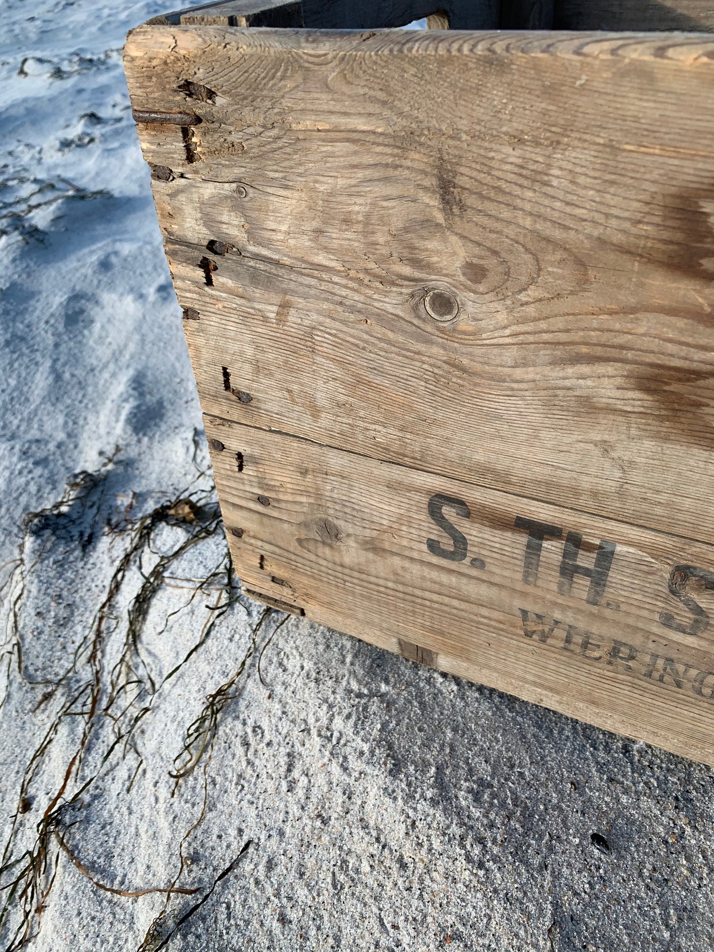 Schöne Holzkiste mit Text und Netz am Boden