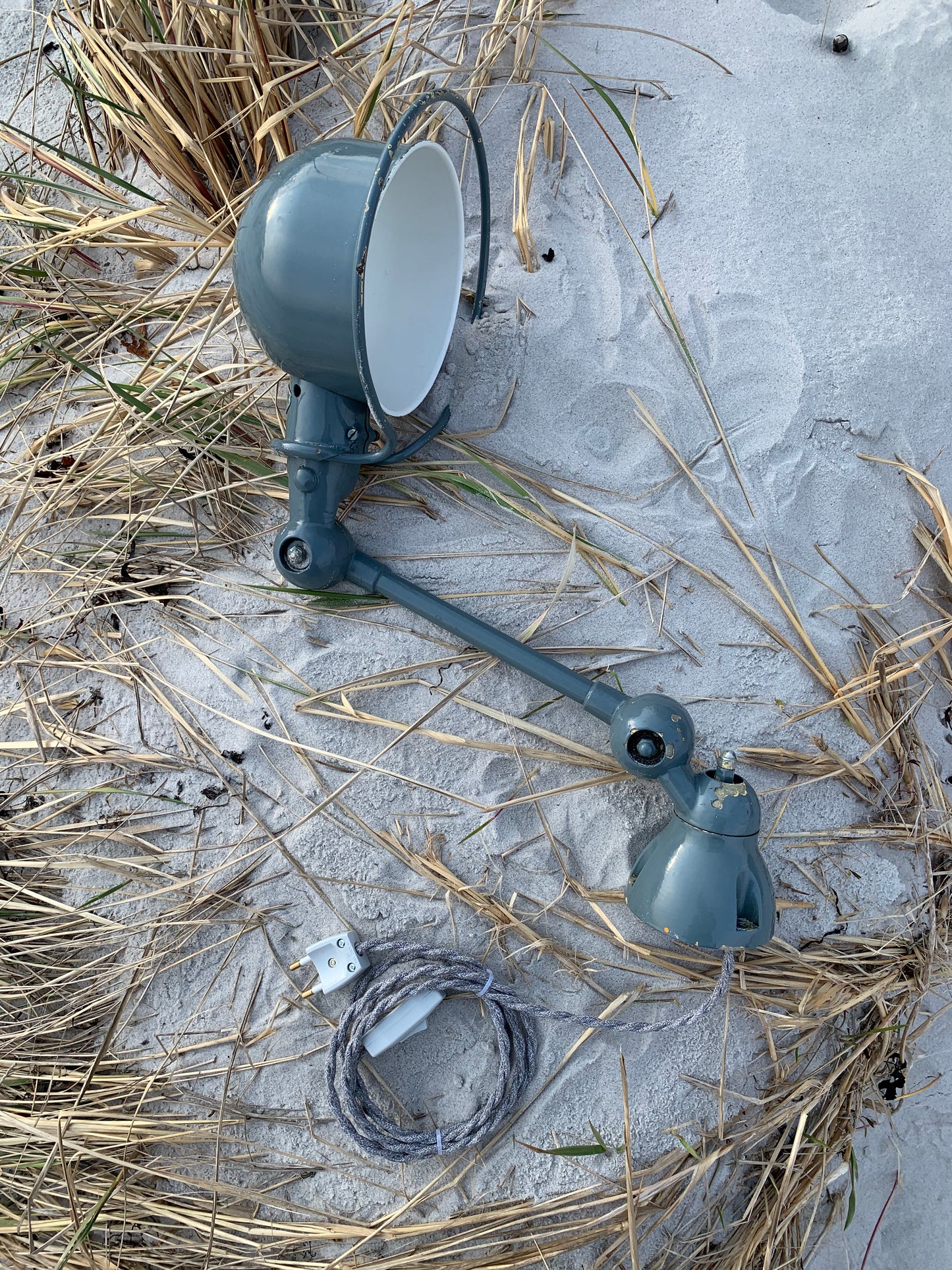 Jieldé Wandleuchte in Grau mit viel Patina