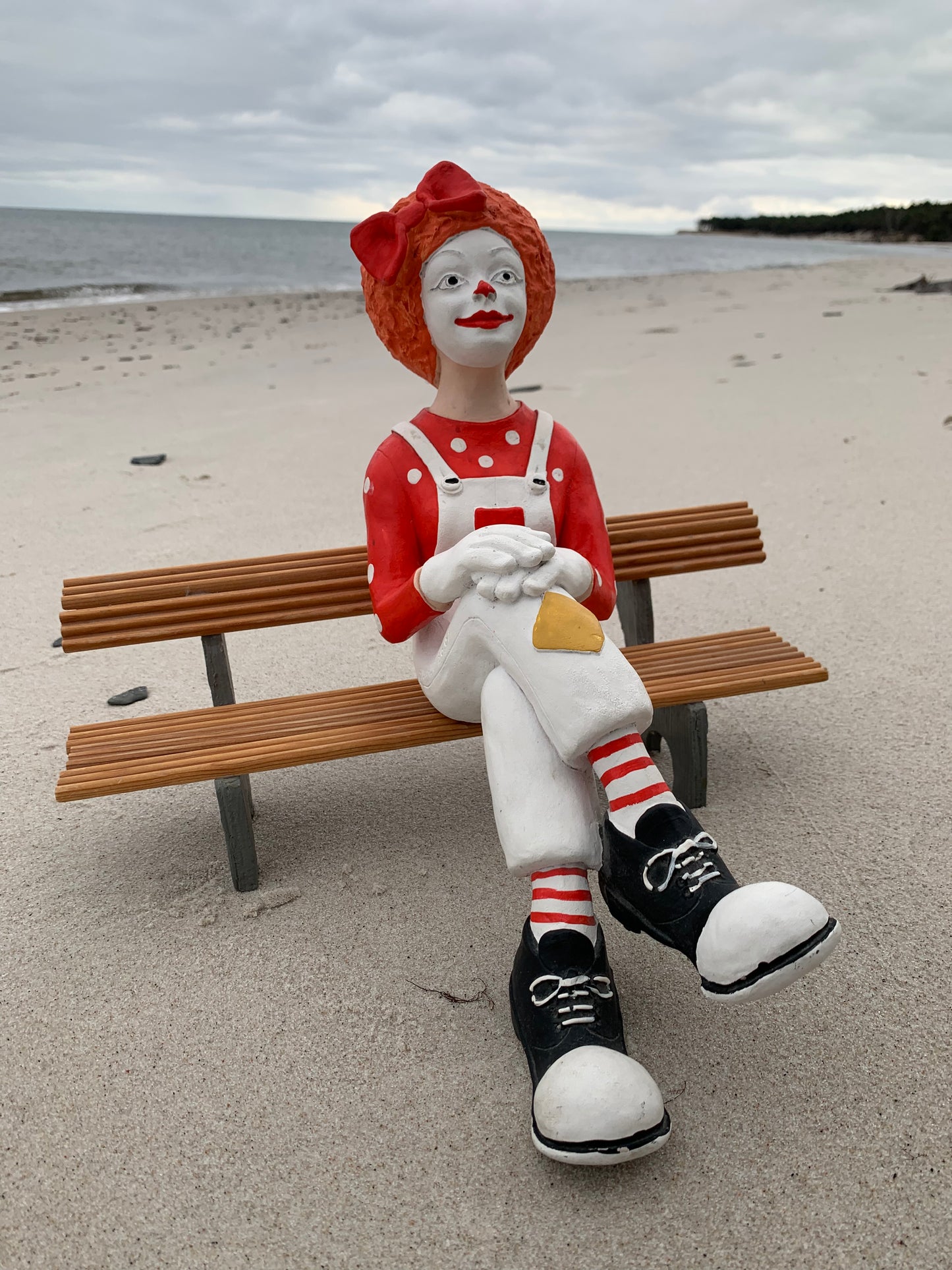Clown auf der Bank