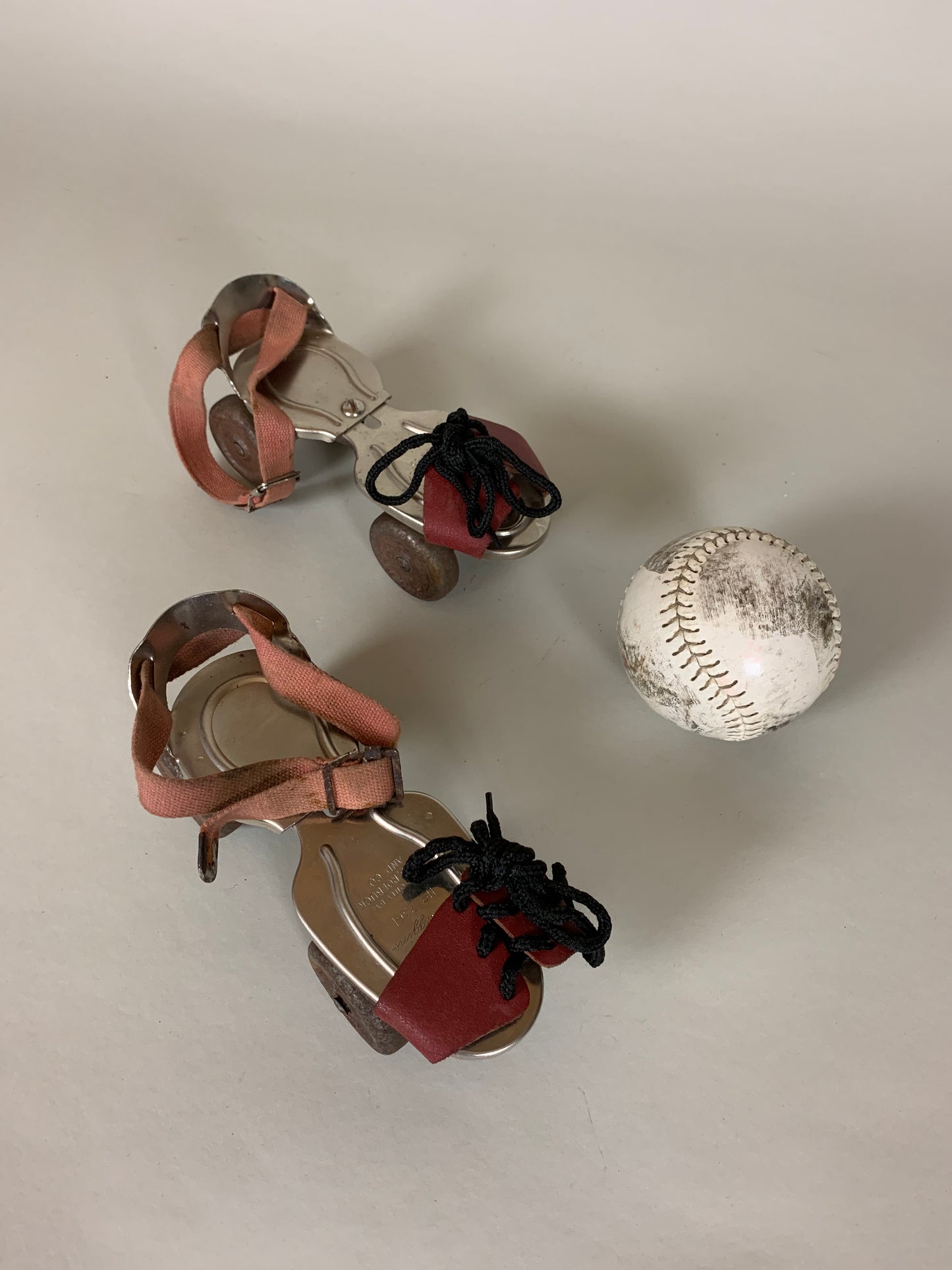 Lustige und dekorative alte Rollschuhe für Kinder