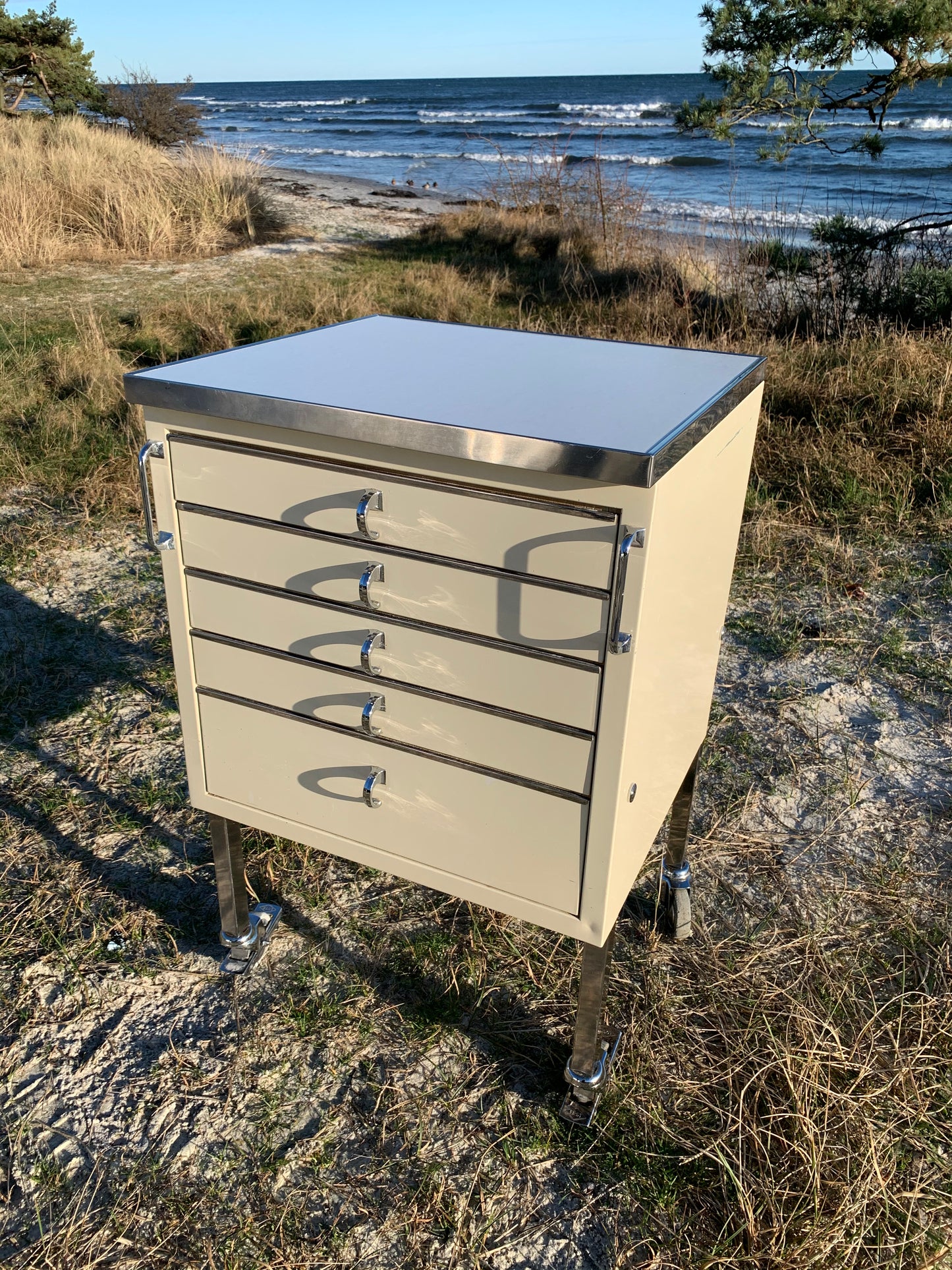 Zahnarzttisch mit Schubladen und Rädern